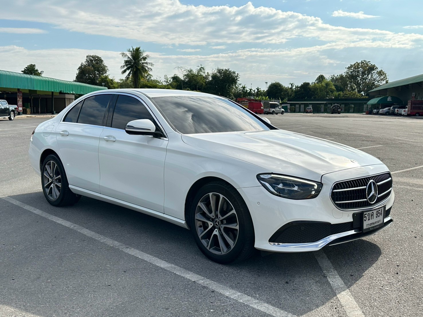 2022 Mercedes-Benz E-Class W213 E300e สีขาว (รูปที่ 3)