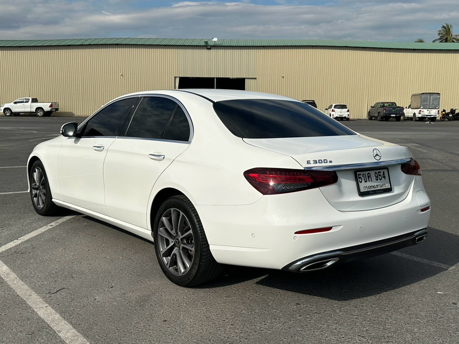 2022 Mercedes-Benz E-Class W213 E300e สีขาว (รูปที่ 8)