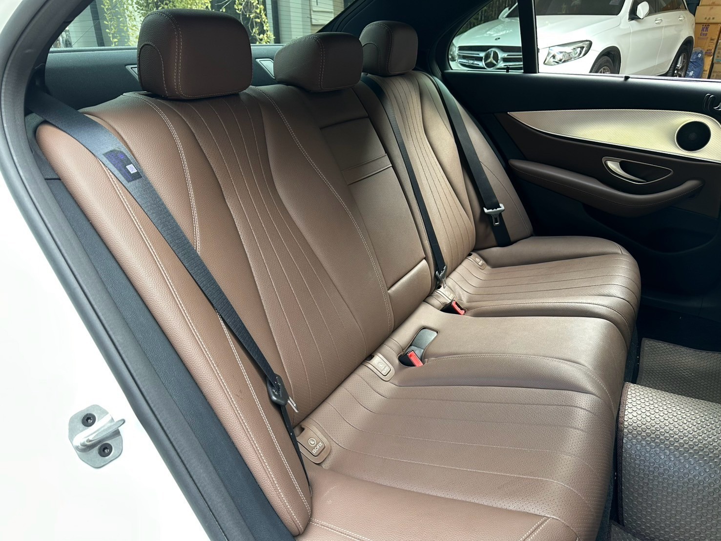 2022 Mercedes-Benz E-Class W213 E300e สีขาว (รูปที่ 15)