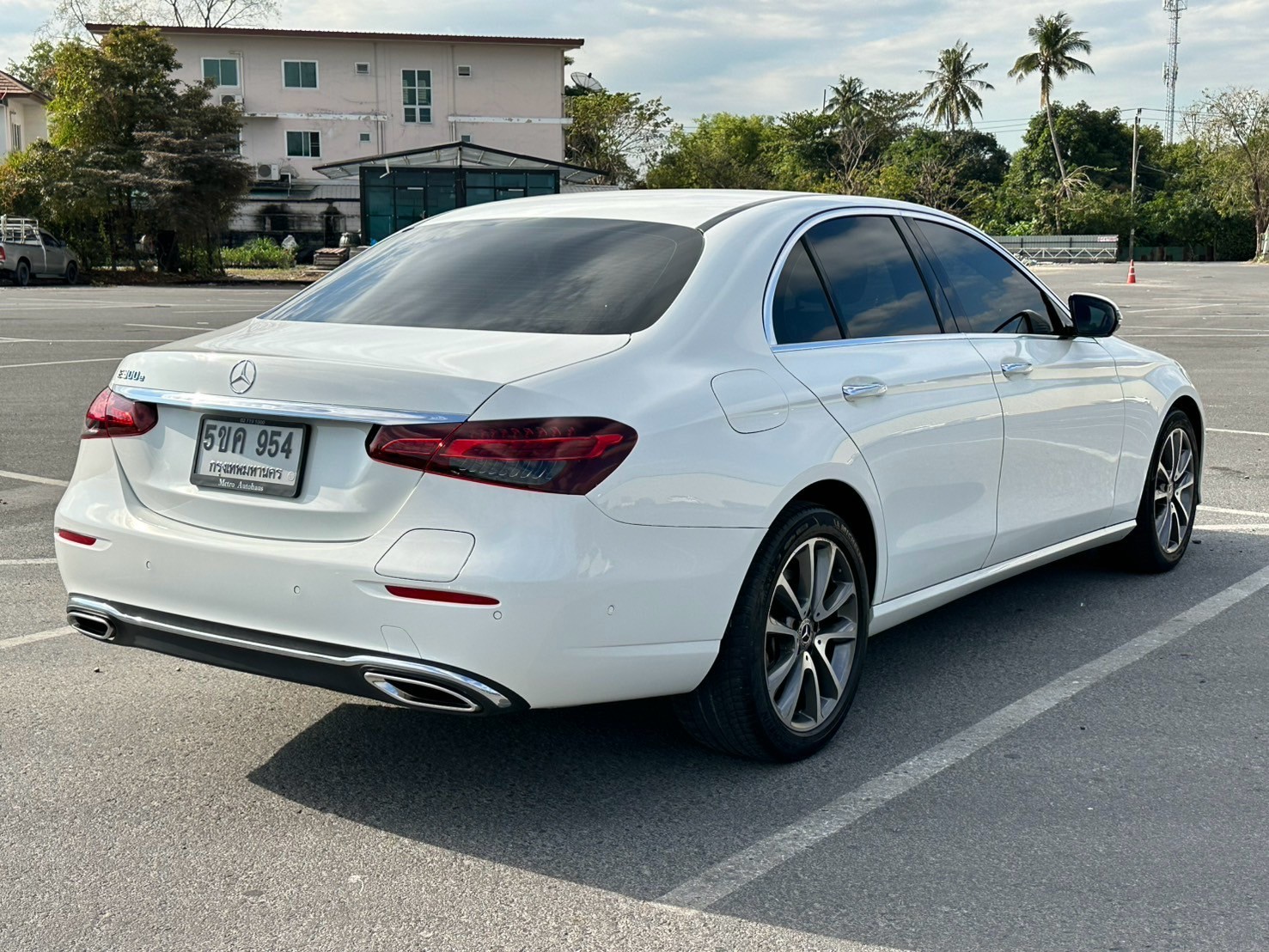 2022 Mercedes-Benz E-Class W213 E300e สีขาว (รูปที่ 7)