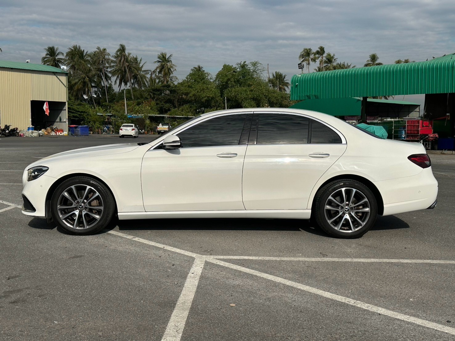 2022 Mercedes-Benz E-Class W213 E300e สีขาว (รูปที่ 6)