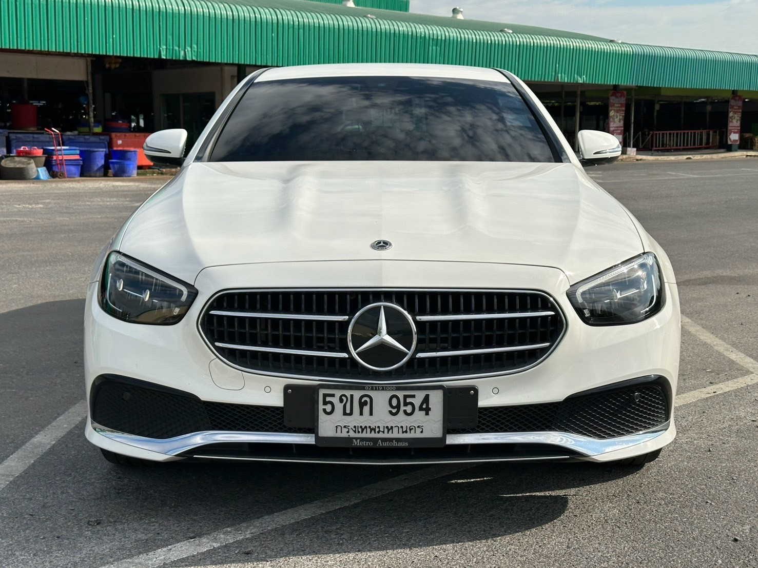 2022 Mercedes-Benz E-Class W213 E300e สีขาว (รูปที่ 4)