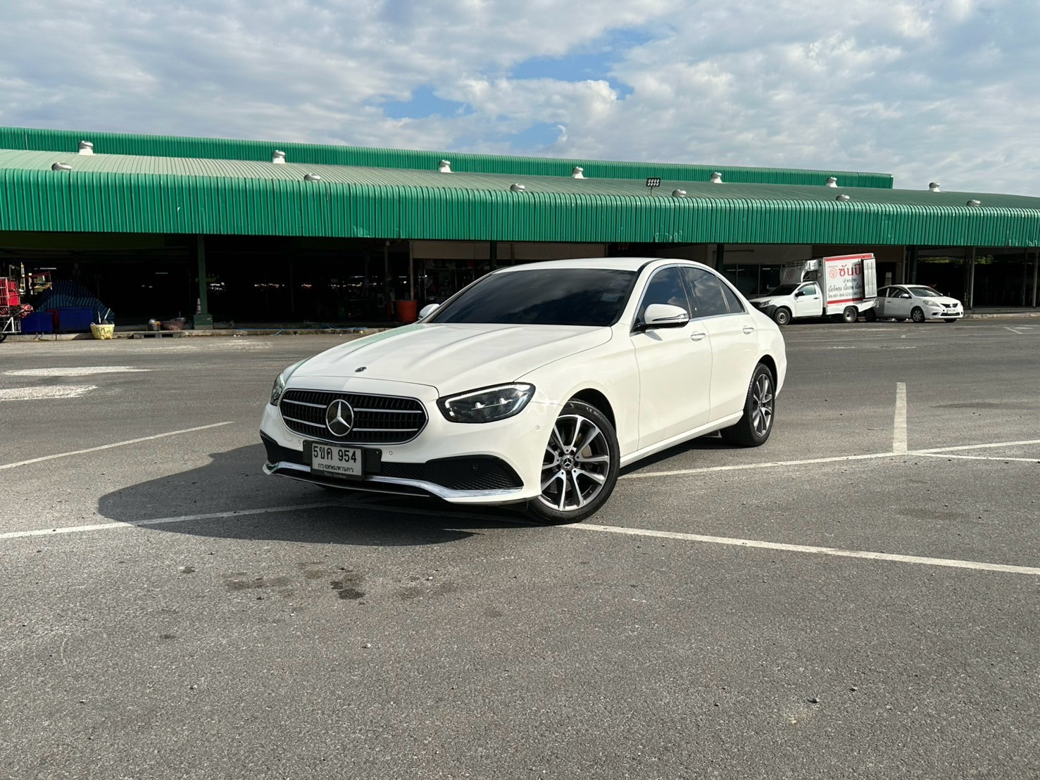 2022 Mercedes-Benz E-Class W213 E300e สีขาว (รูปที่ 2)
