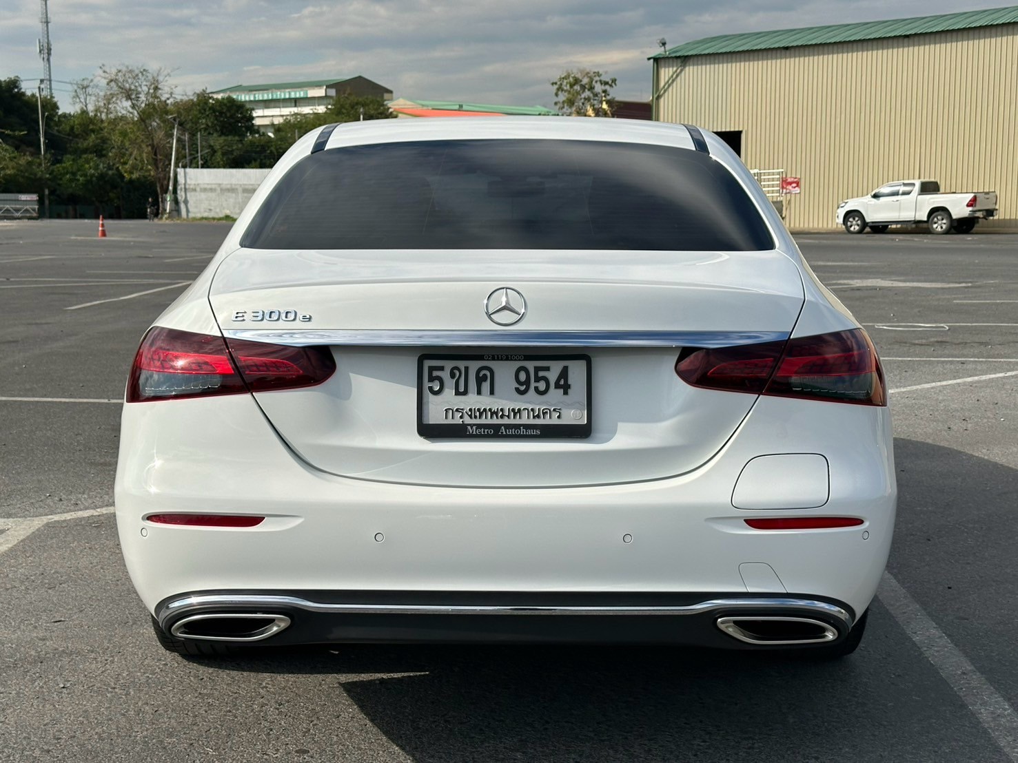 2022 Mercedes-Benz E-Class W213 E300e สีขาว (รูปที่ 9)