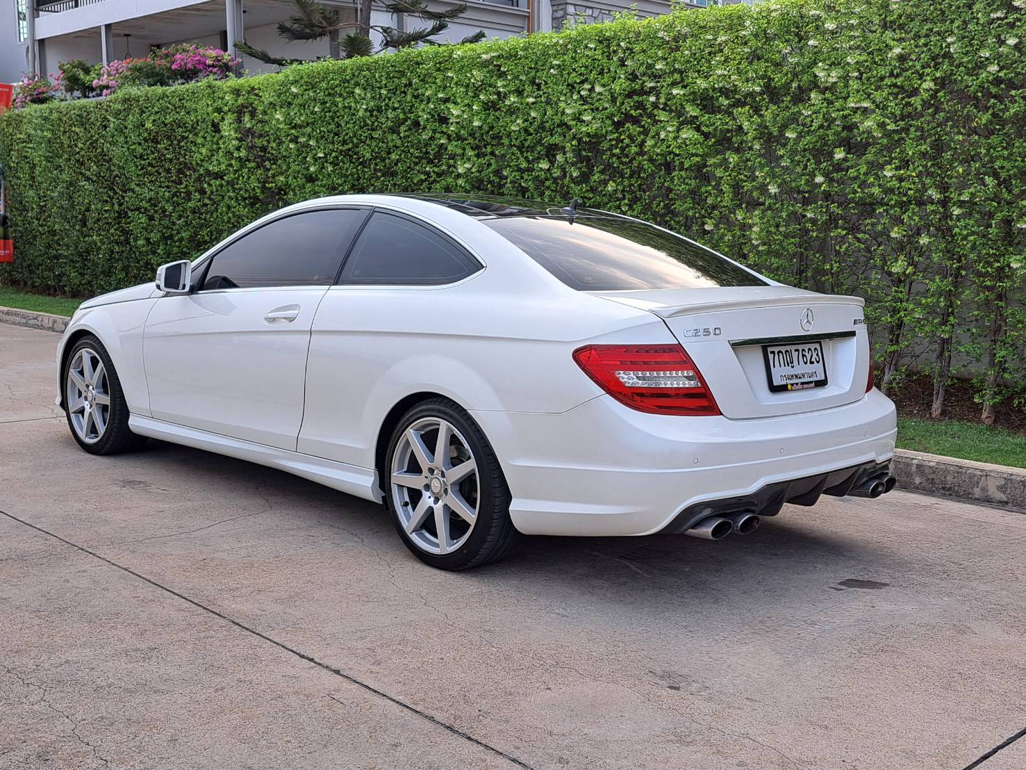 BENZ C180 COUPE AMG ออฟชั่นเต็ม เบาะแดง หลังคาแก้ว ปี2013 ไมล์น้อย 140,000 (รูปที่ 4)