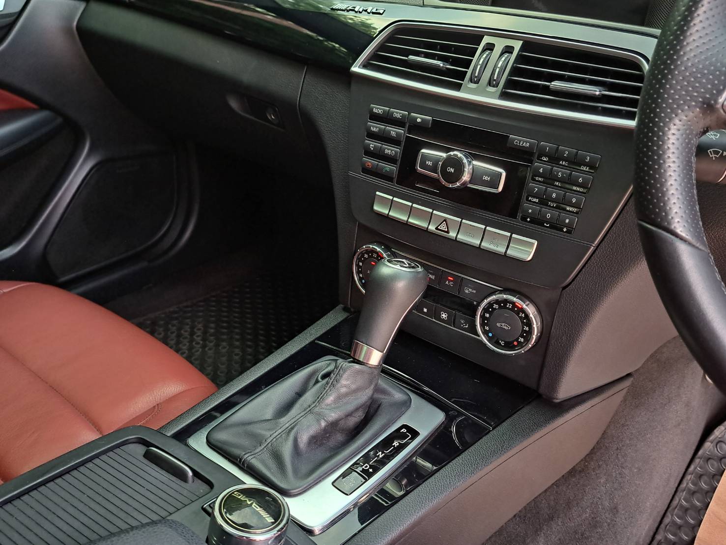 BENZ C180 COUPE AMG ออฟชั่นเต็ม เบาะแดง หลังคาแก้ว ปี2013 ไมล์น้อย 140,000 (รูปที่ 13)