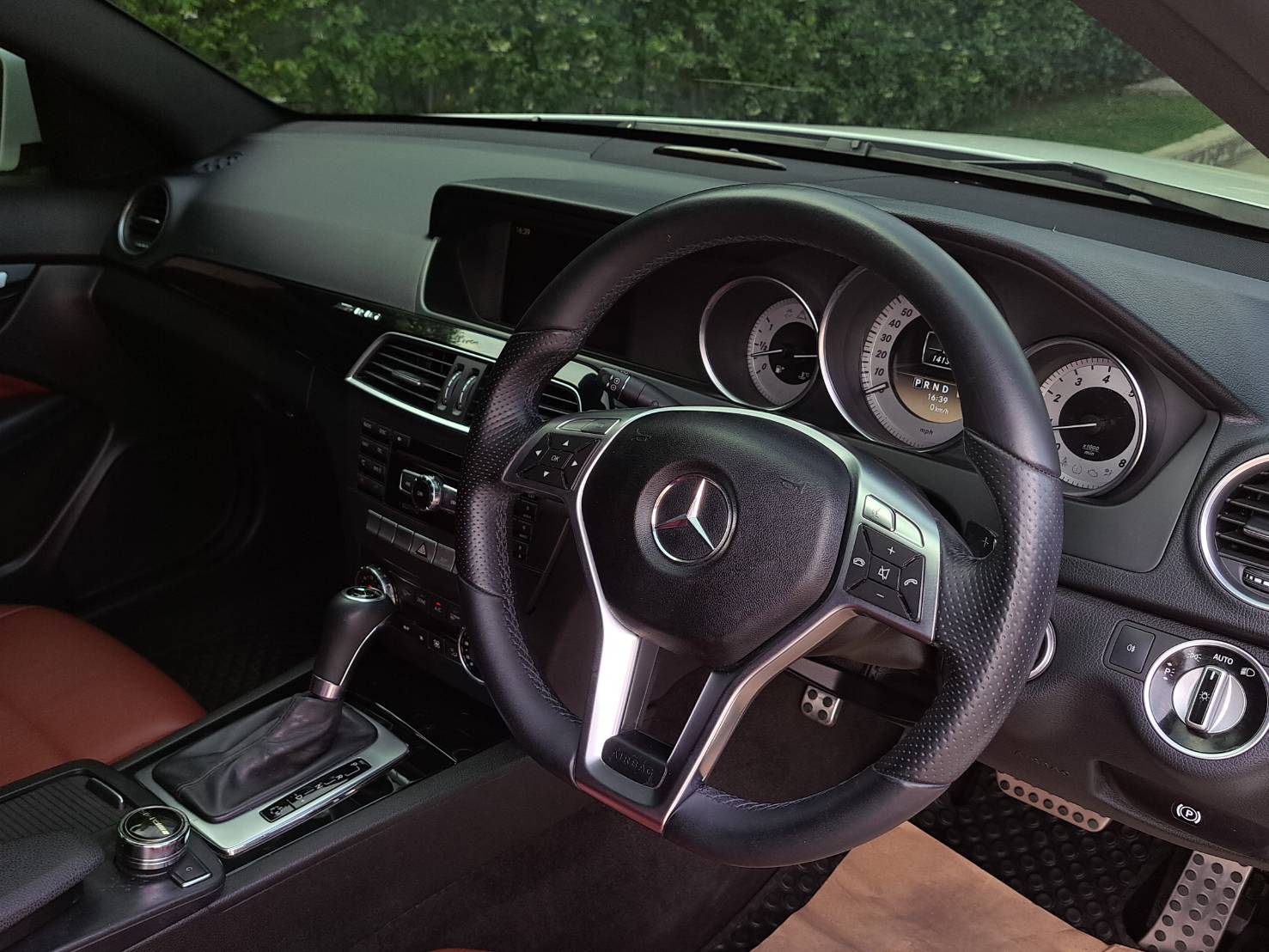 BENZ C180 COUPE AMG ออฟชั่นเต็ม เบาะแดง หลังคาแก้ว ปี2013 ไมล์น้อย 140,000 (รูปที่ 12)