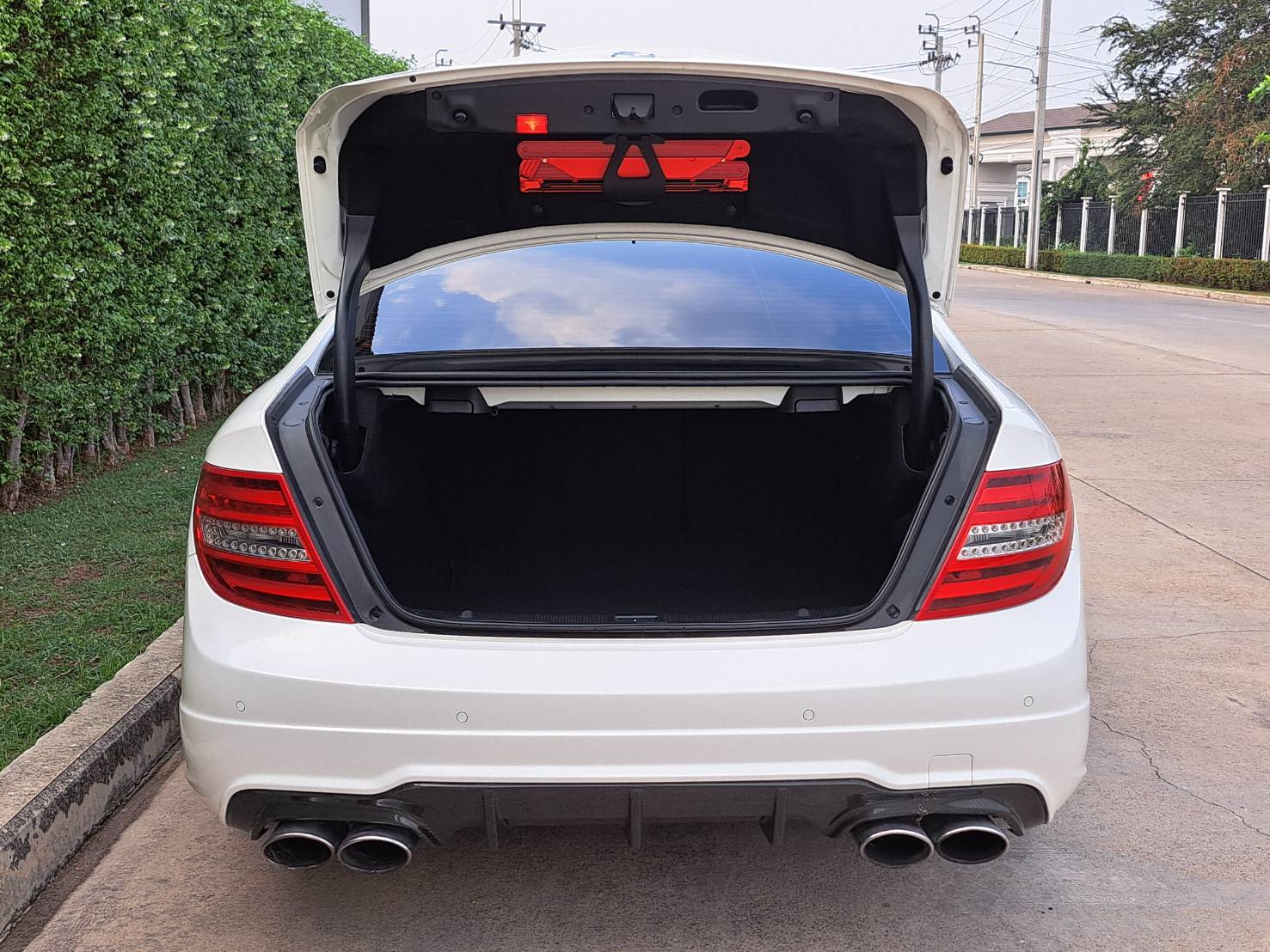 BENZ C180 COUPE AMG ออฟชั่นเต็ม เบาะแดง หลังคาแก้ว ปี2013 ไมล์น้อย 140,000 (รูปที่ 7)