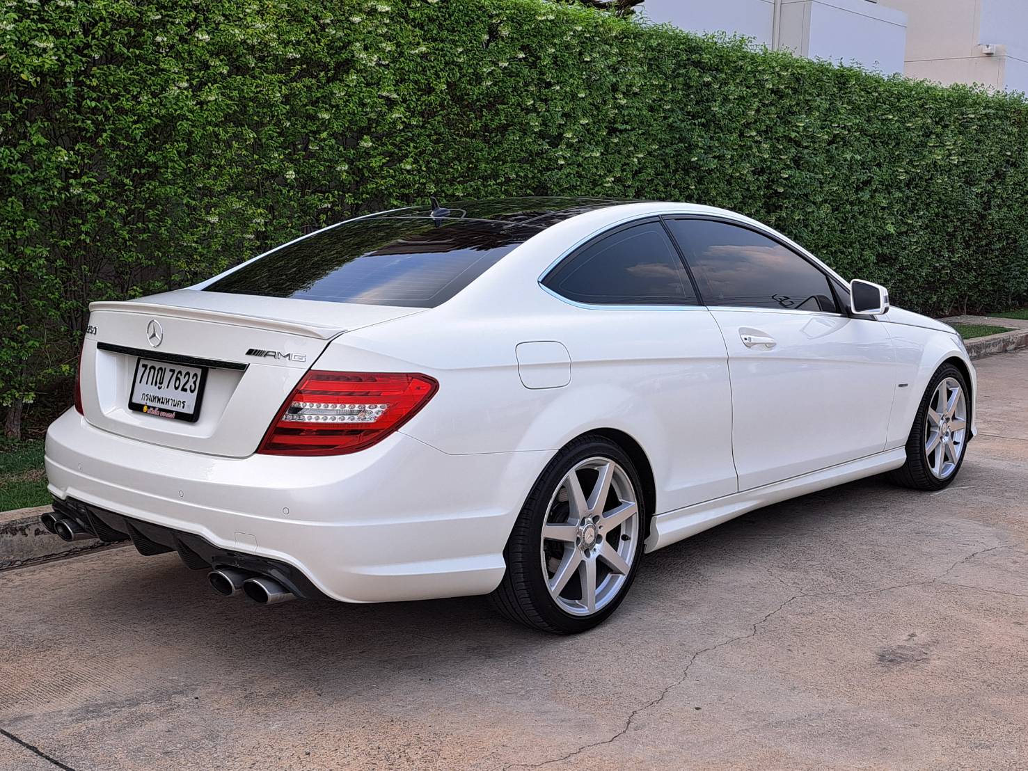 BENZ C180 COUPE AMG ออฟชั่นเต็ม เบาะแดง หลังคาแก้ว ปี2013 ไมล์น้อย 140,000 (รูปที่ 3)