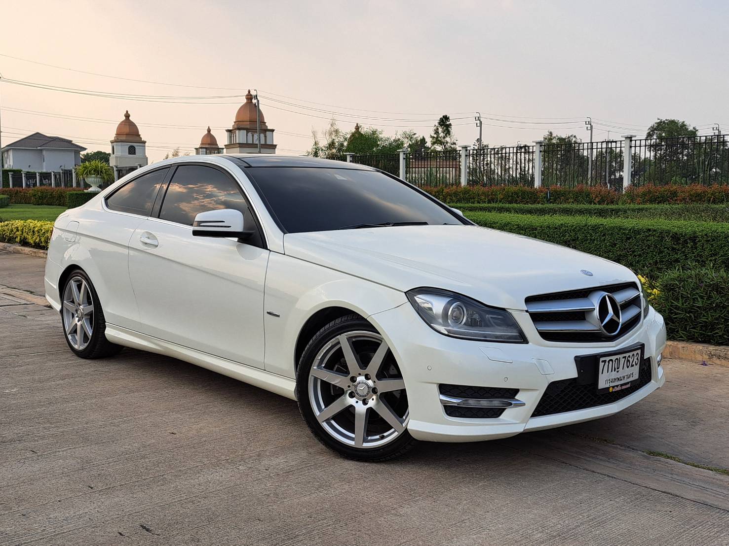 BENZ C180 COUPE AMG ออฟชั่นเต็ม เบาะแดง หลังคาแก้ว ปี2013 ไมล์น้อย 140,000 (รูปที่ 2)