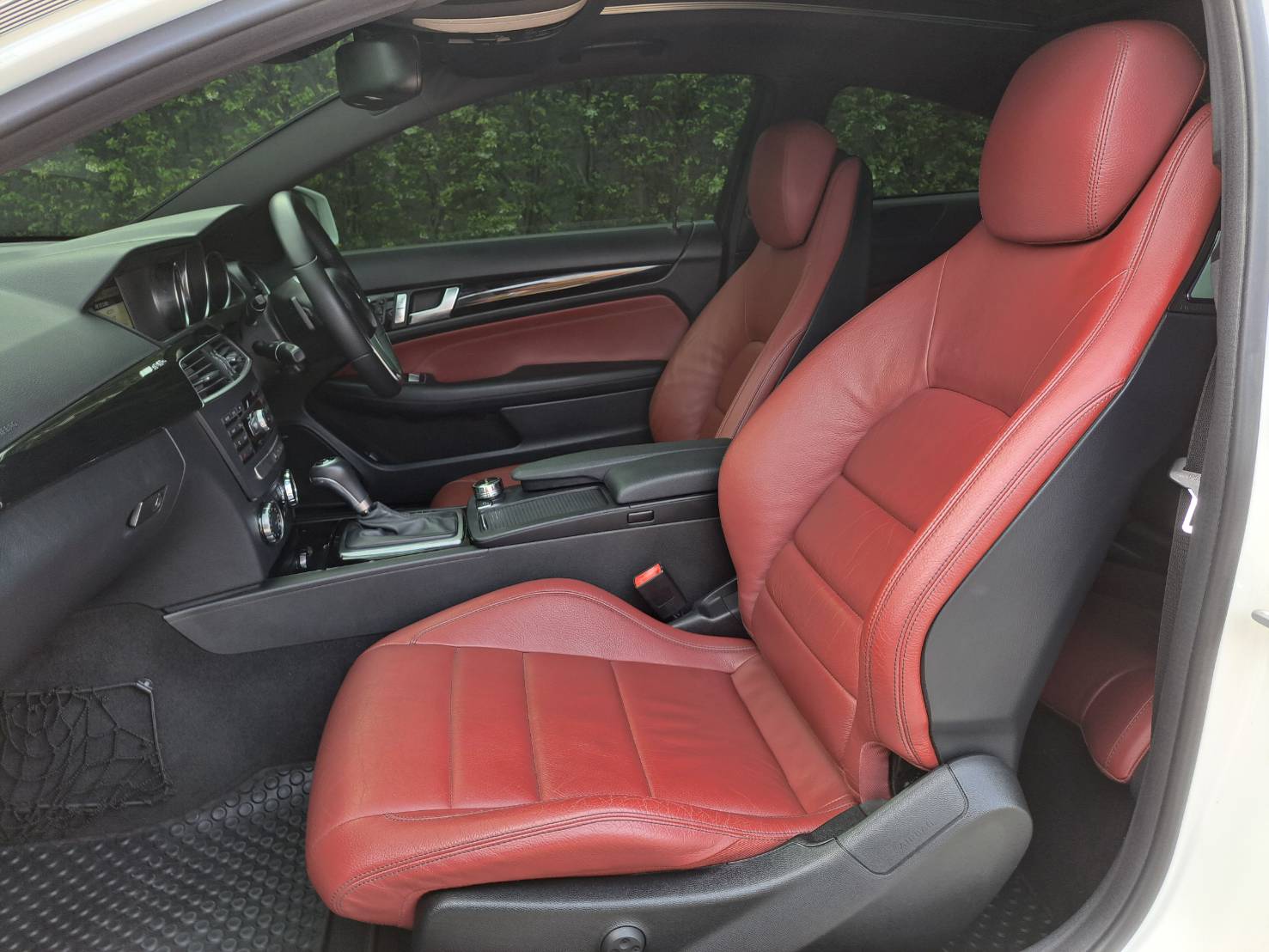 BENZ C180 COUPE AMG ออฟชั่นเต็ม เบาะแดง หลังคาแก้ว ปี2013 ไมล์น้อย 140,000 (รูปที่ 11)