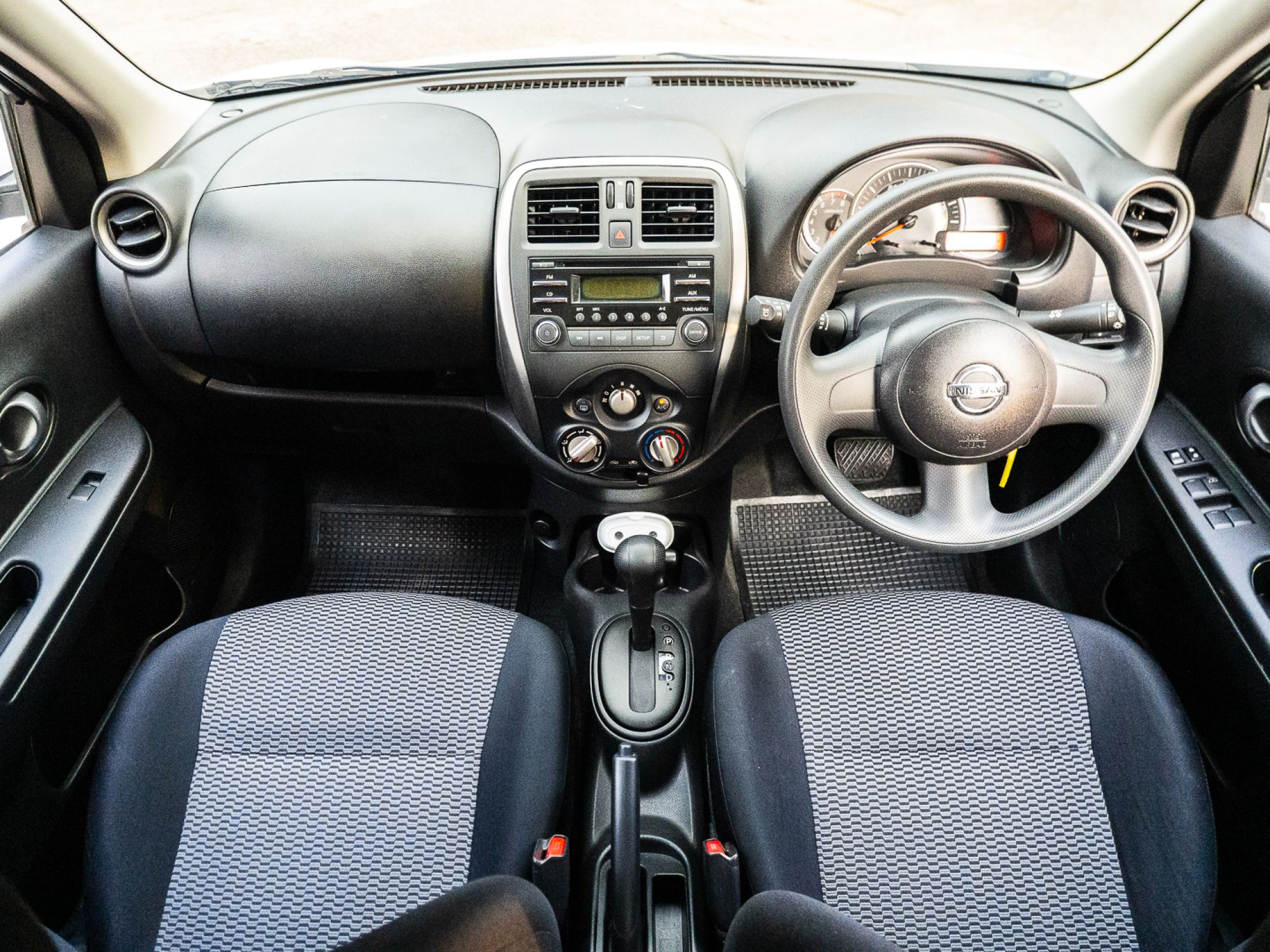 2015 Nissan March สีขาว (รูปที่ 15)