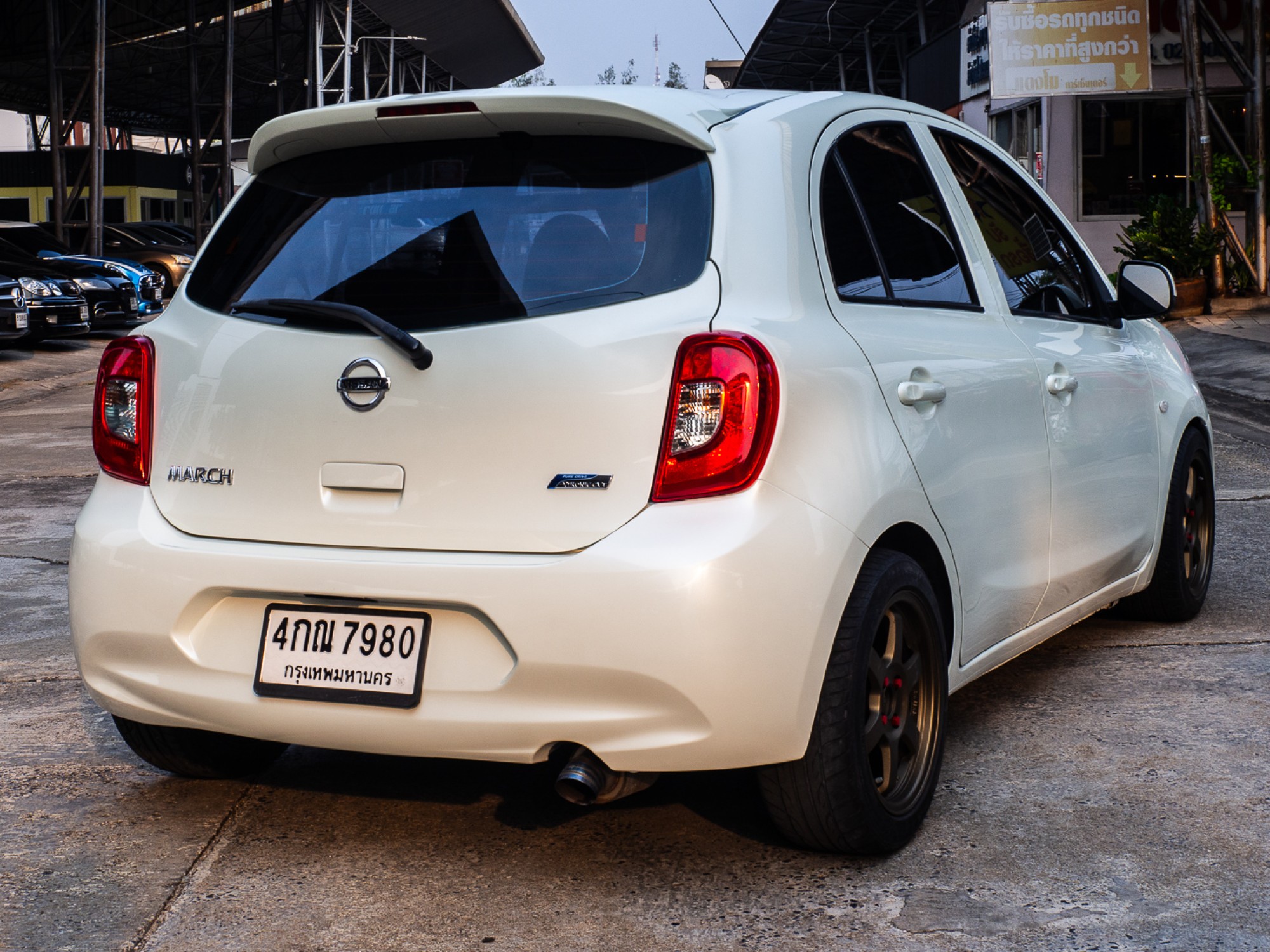 2015 Nissan March สีขาว (รูปที่ 7)