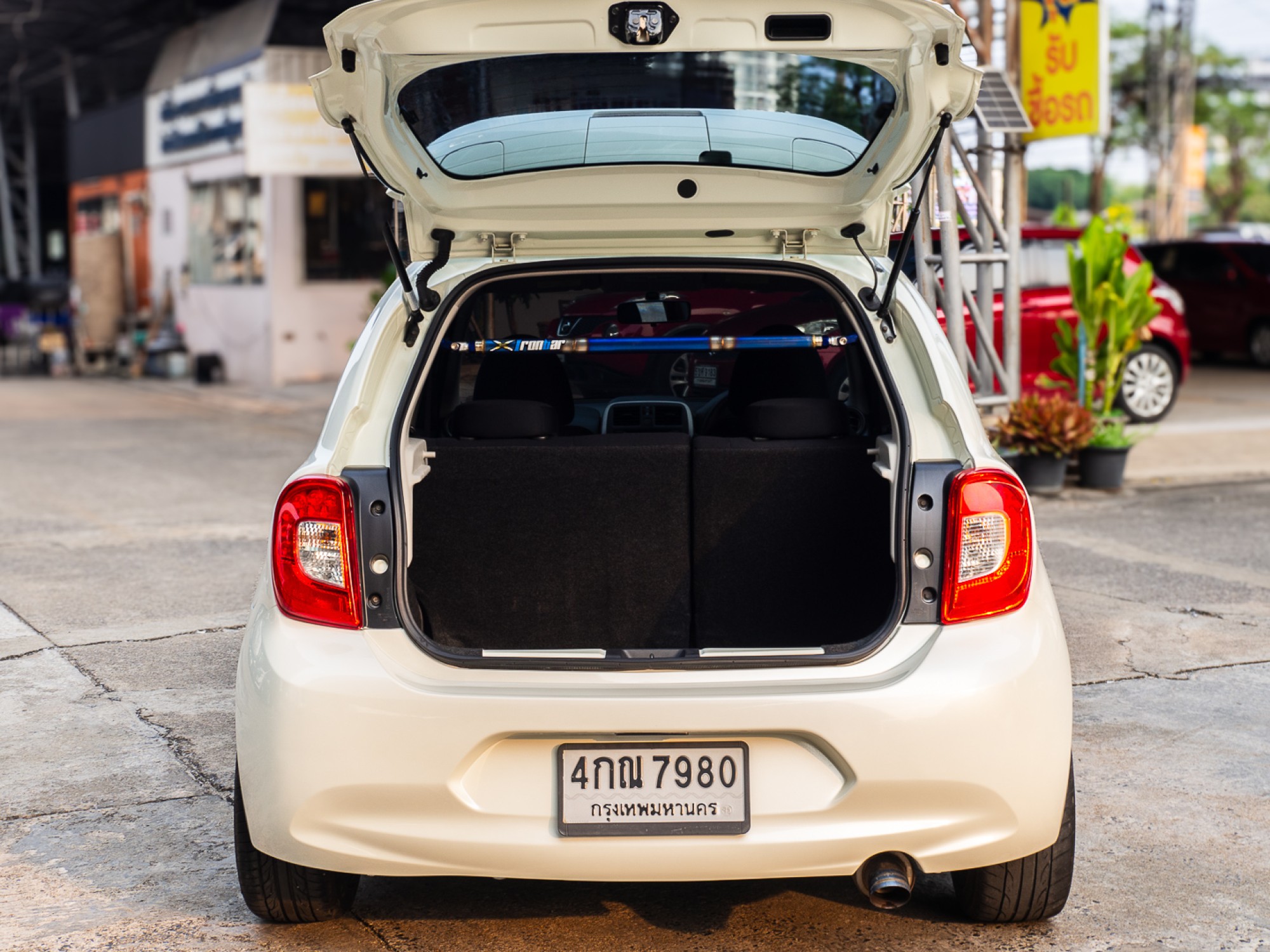 2015 Nissan March สีขาว (รูปที่ 19)