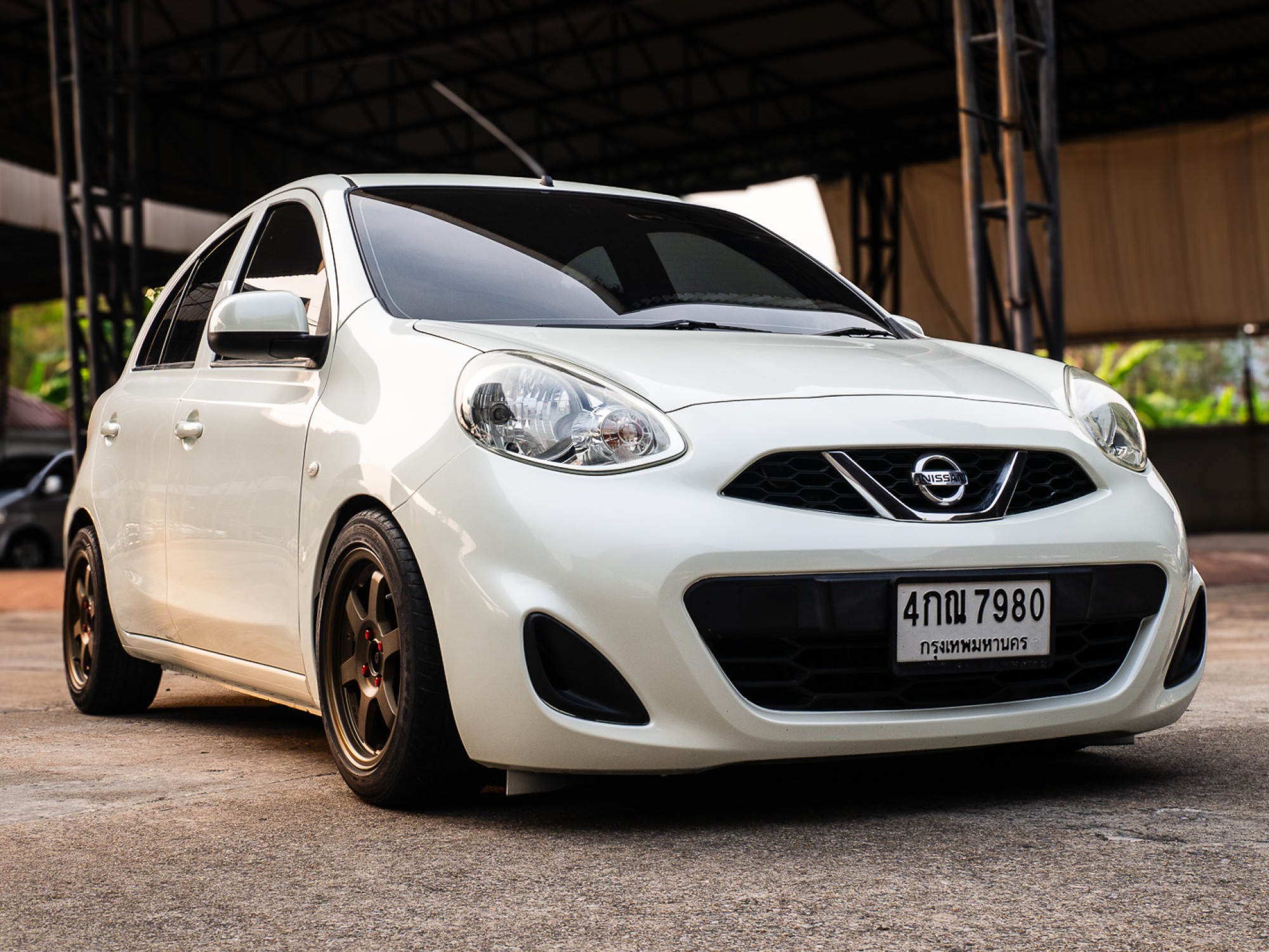 2015 Nissan March สีขาว (รูปที่ 13)