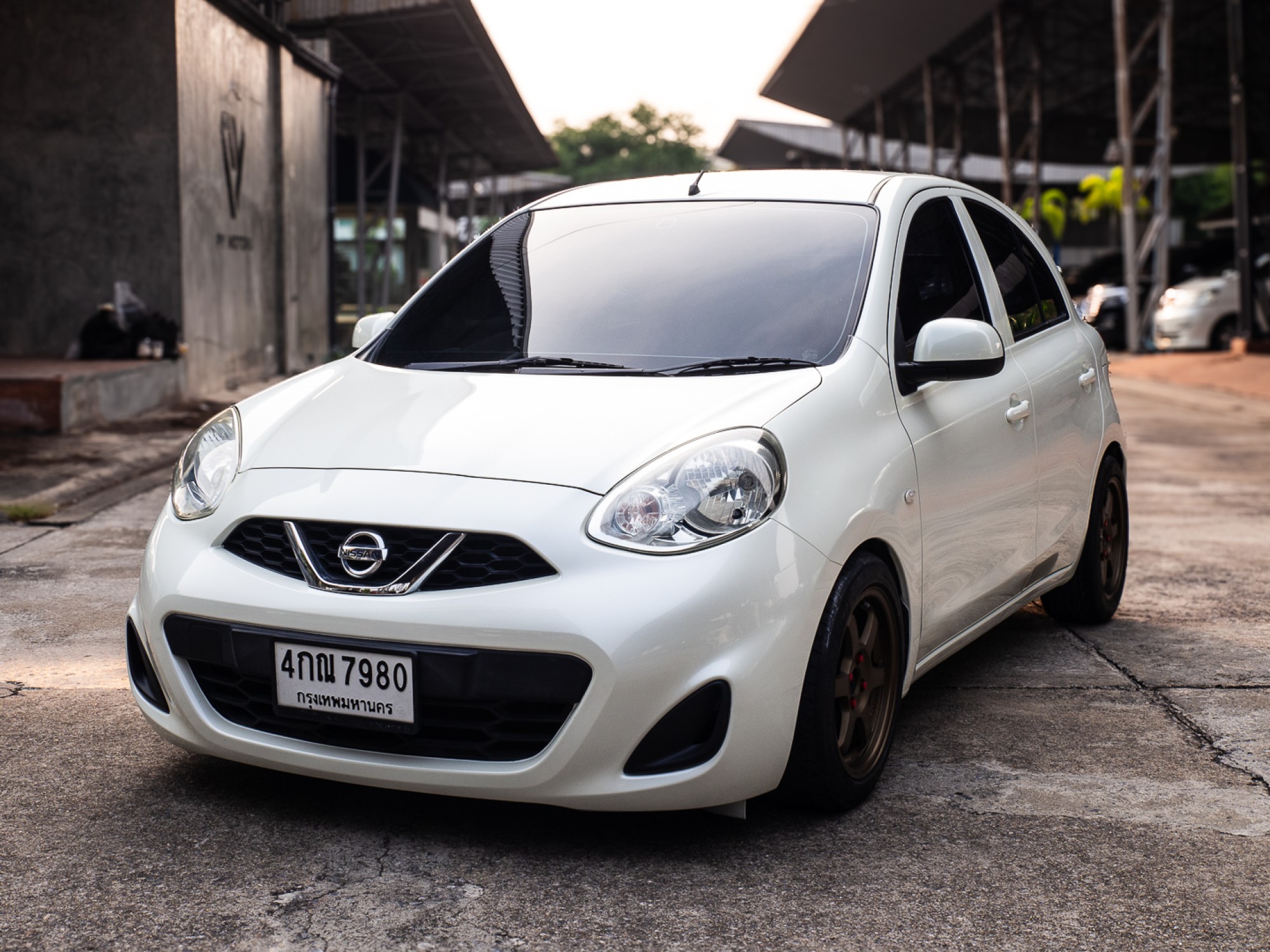 2015 Nissan March สีขาว (รูปที่ 3)