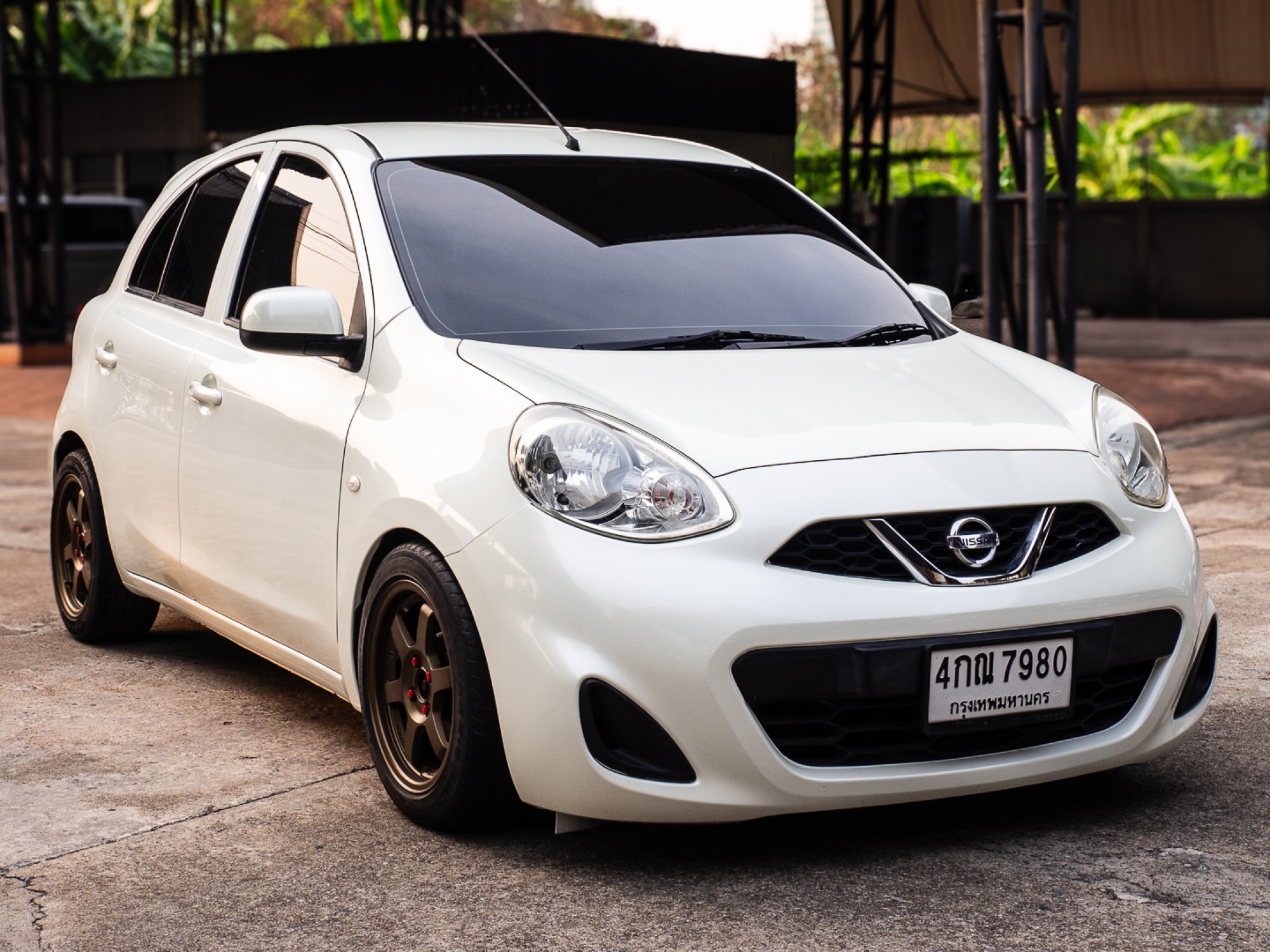2015 Nissan March สีขาว (รูปที่ 2)