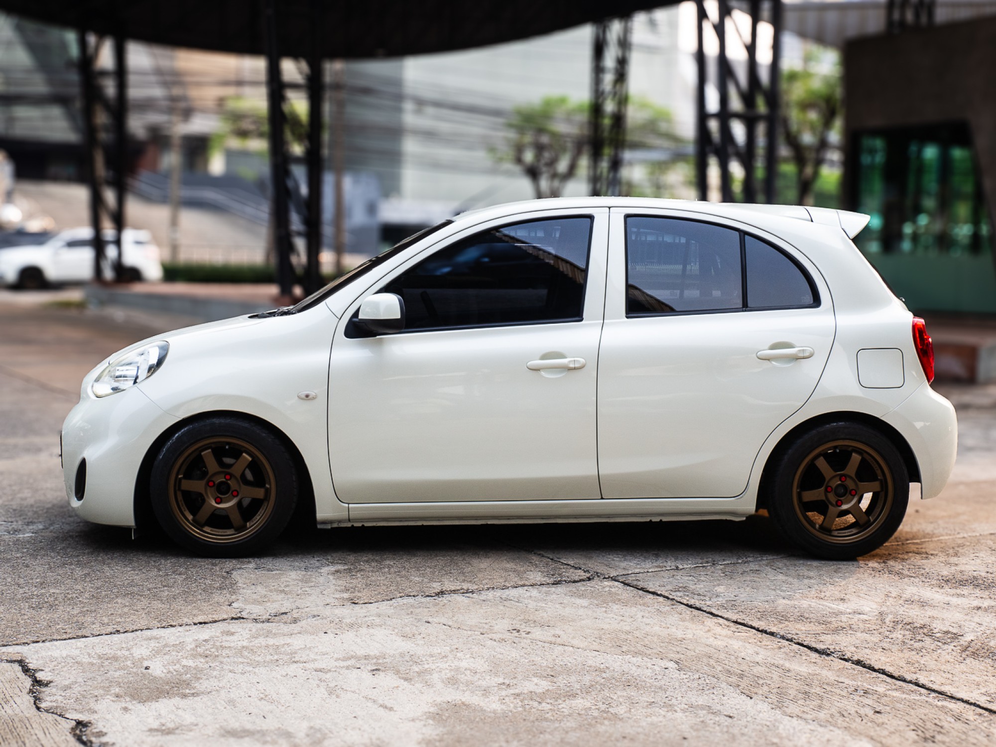 2015 Nissan March สีขาว (รูปที่ 4)