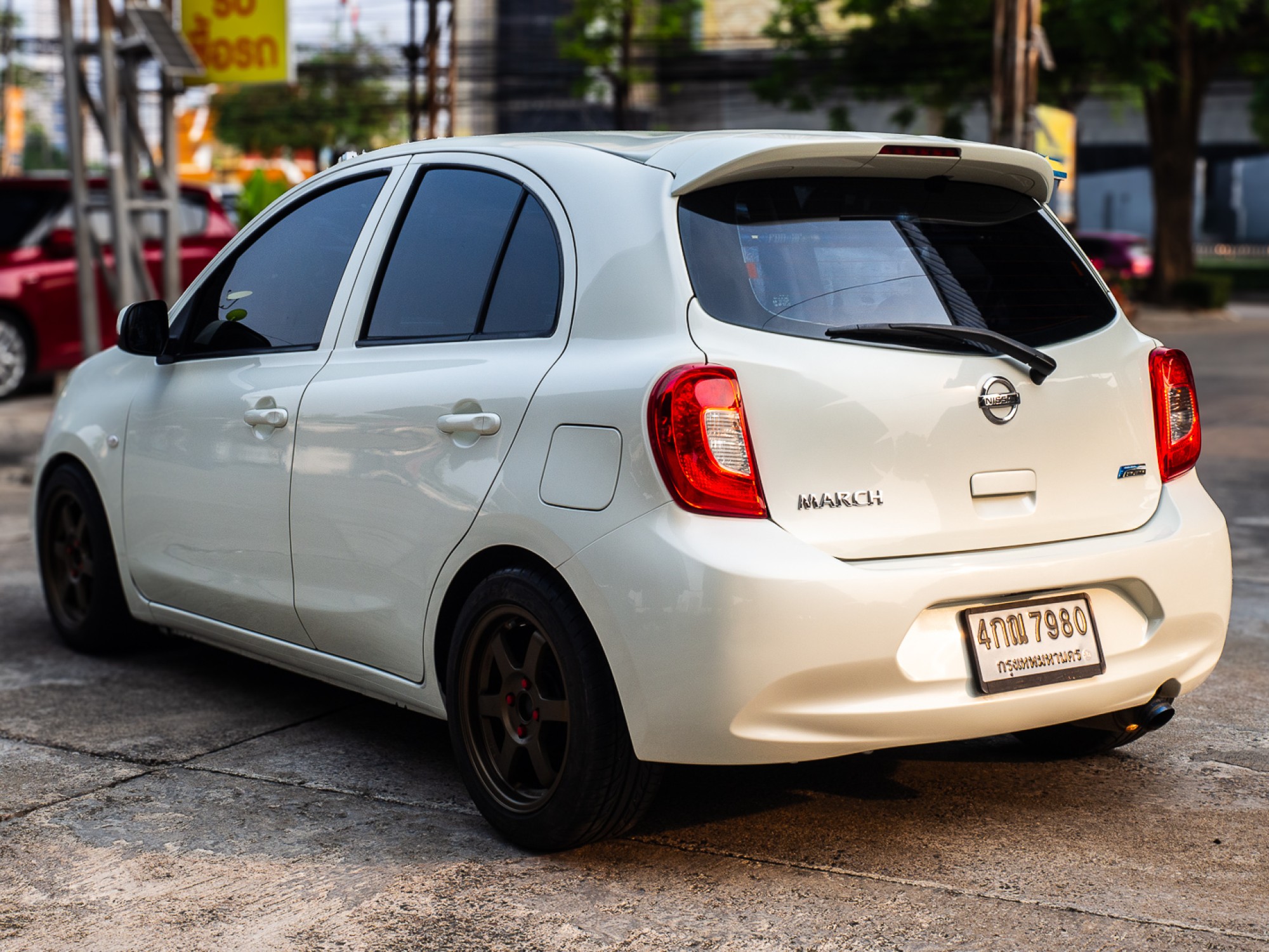 2015 Nissan March สีขาว (รูปที่ 6)