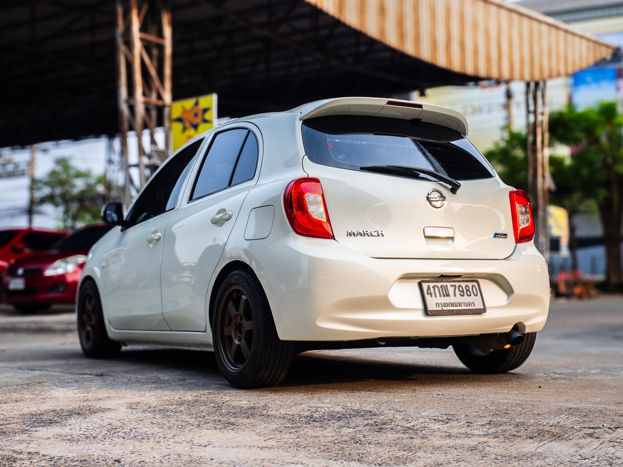 2015 Nissan March สีขาว (รูปที่ 14)