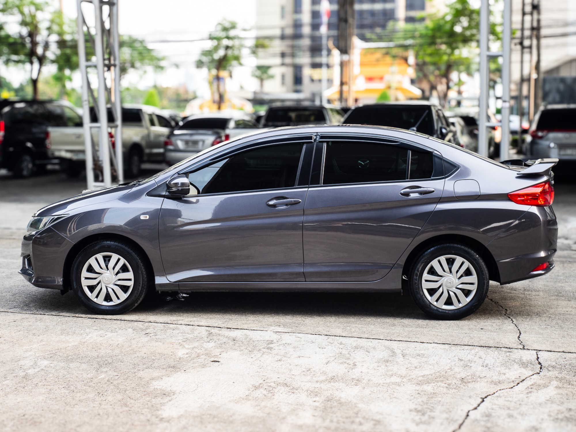 2016 Honda City สีเทา (รูปที่ 4)