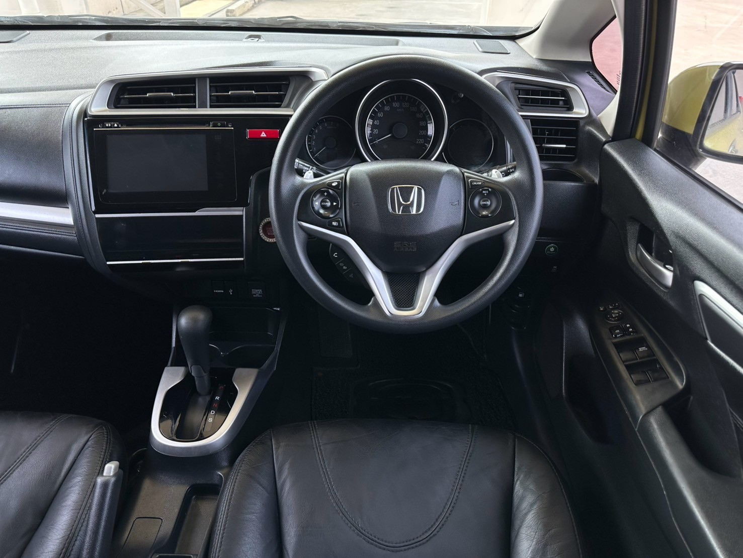 2015 Honda Jazz GK สีเหลือง (รูปที่ 13)