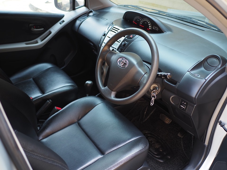 Toyota Yaris ปี 2012 สีเงิน (รูปที่ 4)