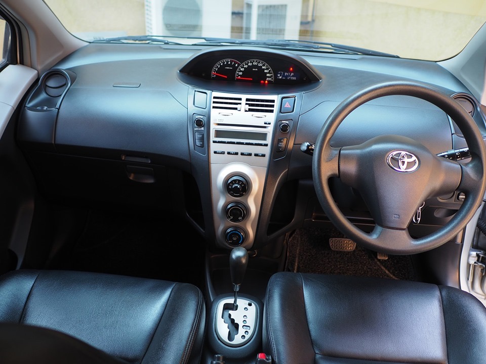 Toyota Yaris ปี 2012 สีเงิน