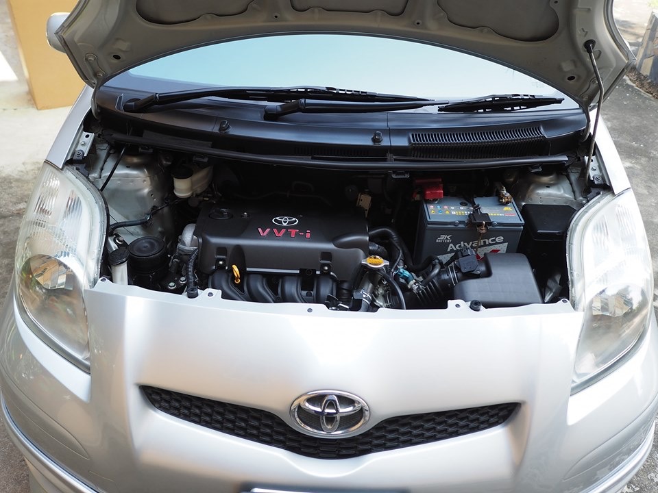 Toyota Yaris ปี 2012 สีเงิน