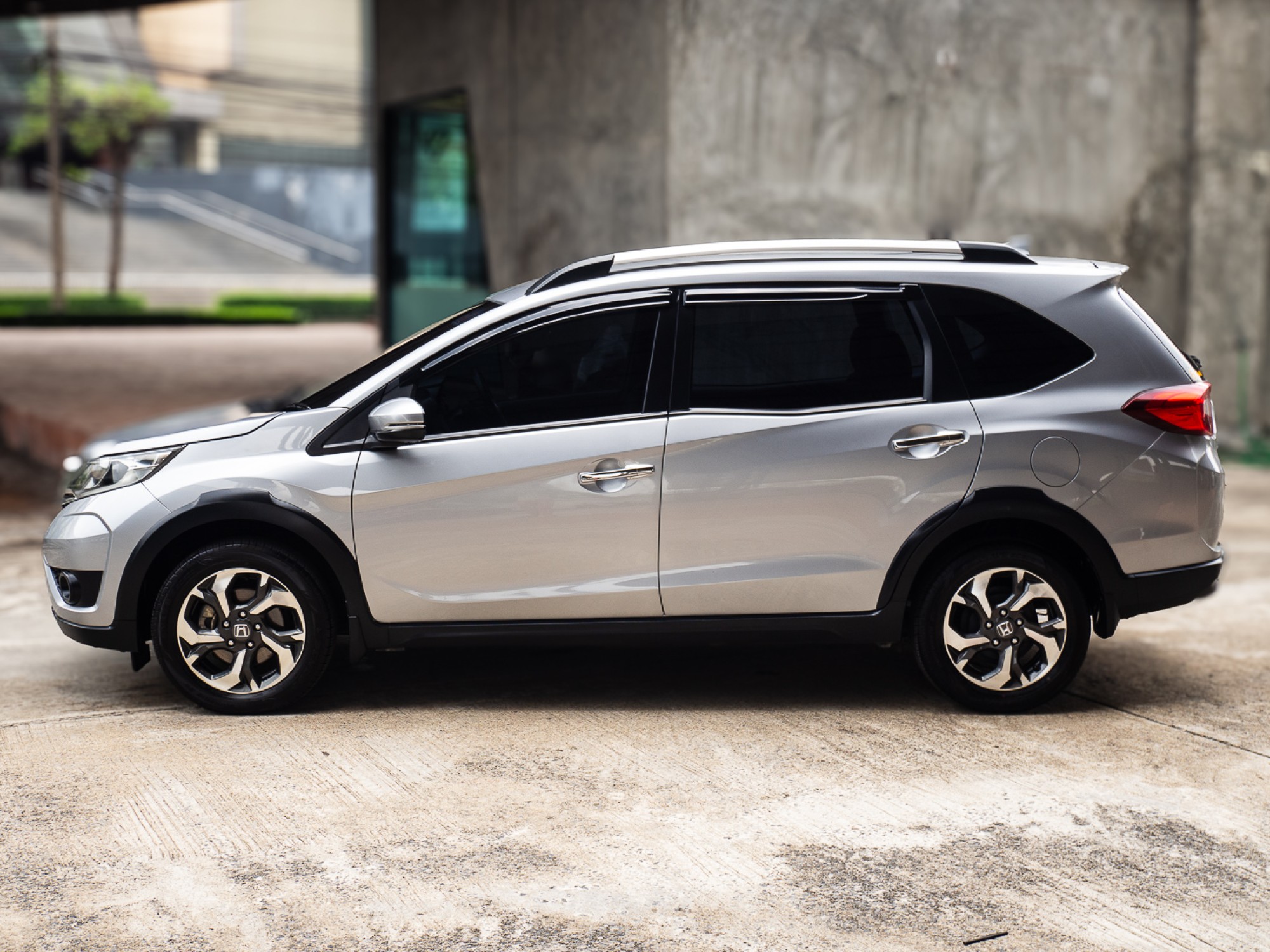 2018 Honda BR-V สีเงิน (รูปที่ 4)