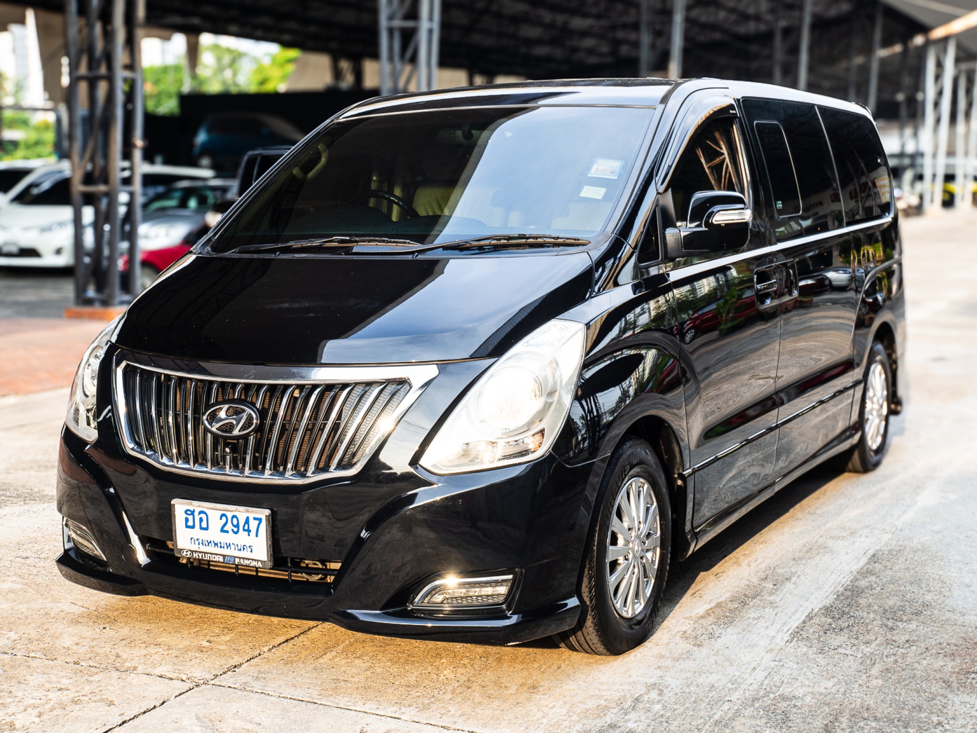 2018 Hyundai H-1 สีดำ (รูปที่ 2)
