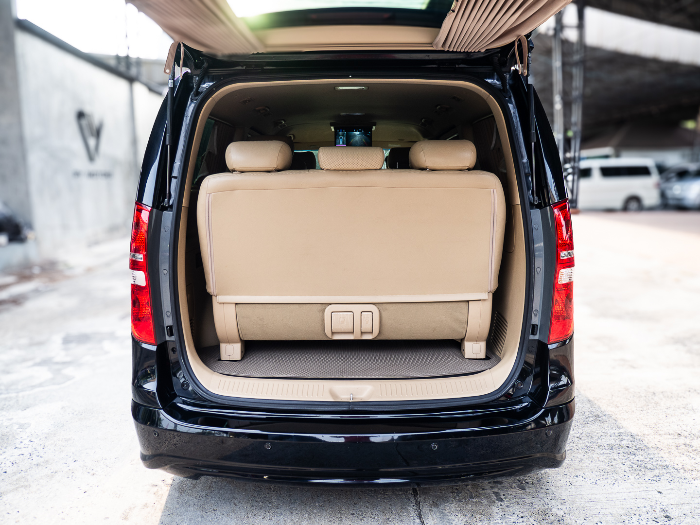 2018 Hyundai H-1 สีดำ (รูปที่ 18)