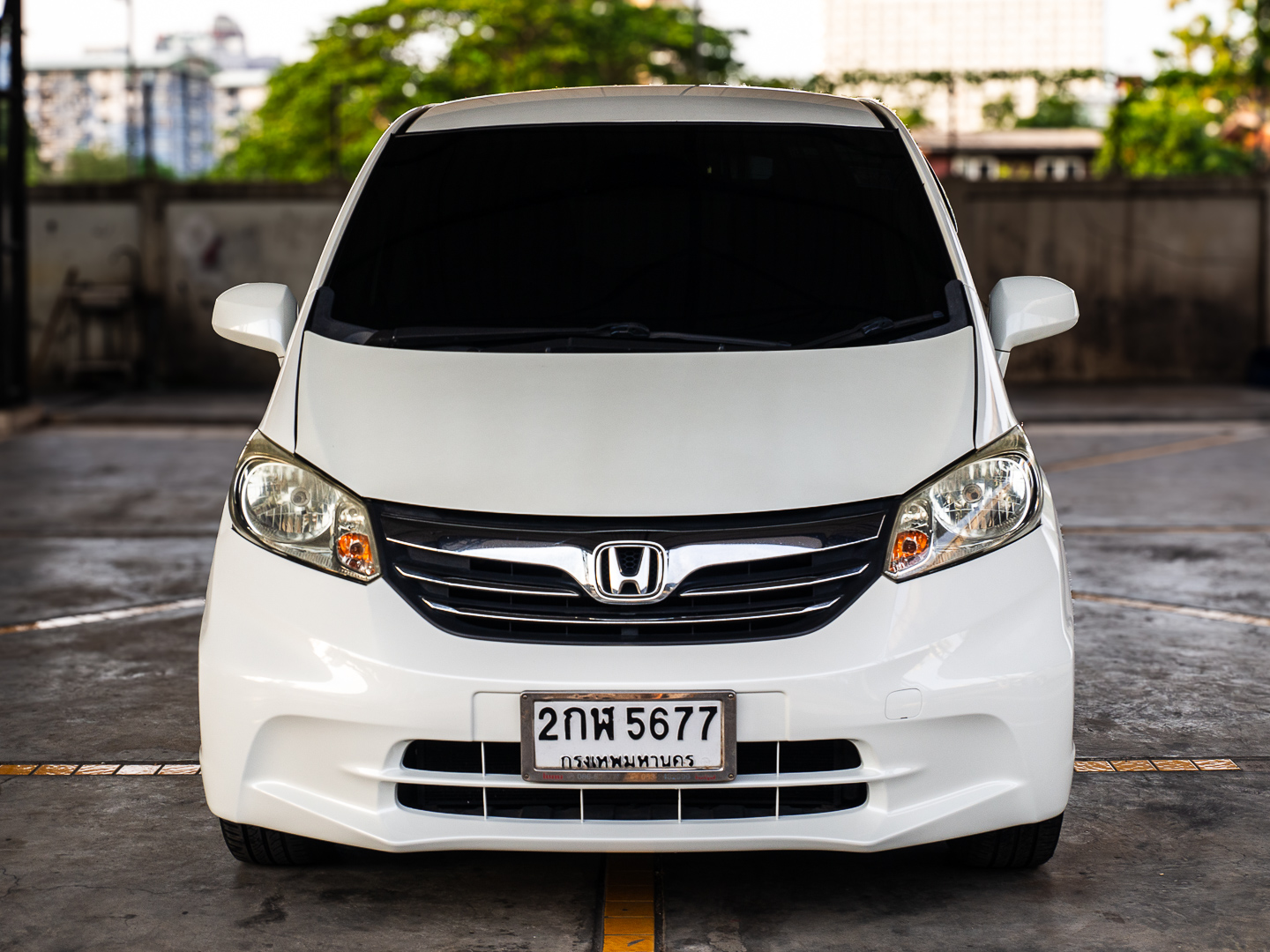 2014 Honda Freed สีขาว (รูปที่ 2)