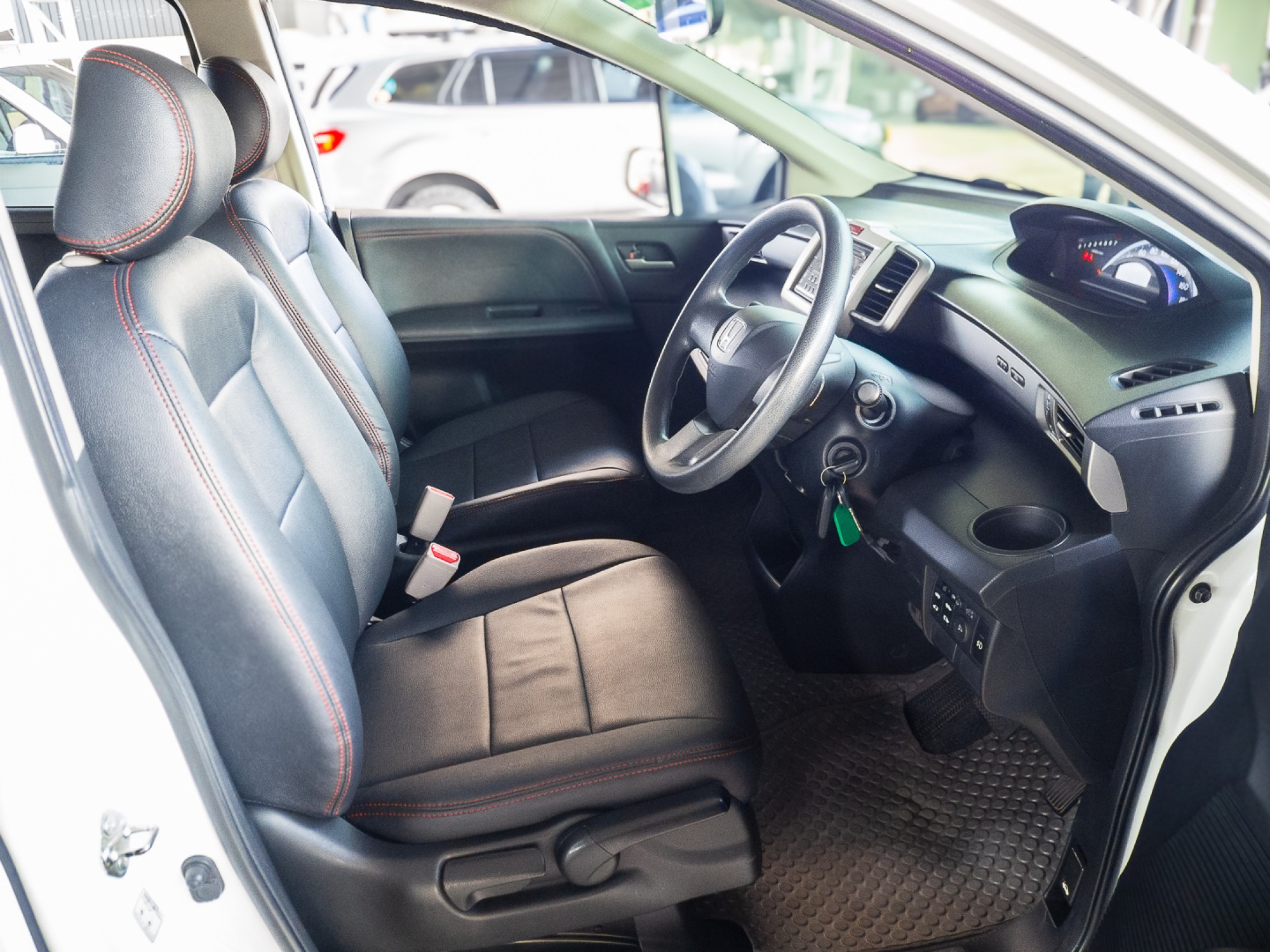 2014 Honda Freed สีขาว (รูปที่ 11)
