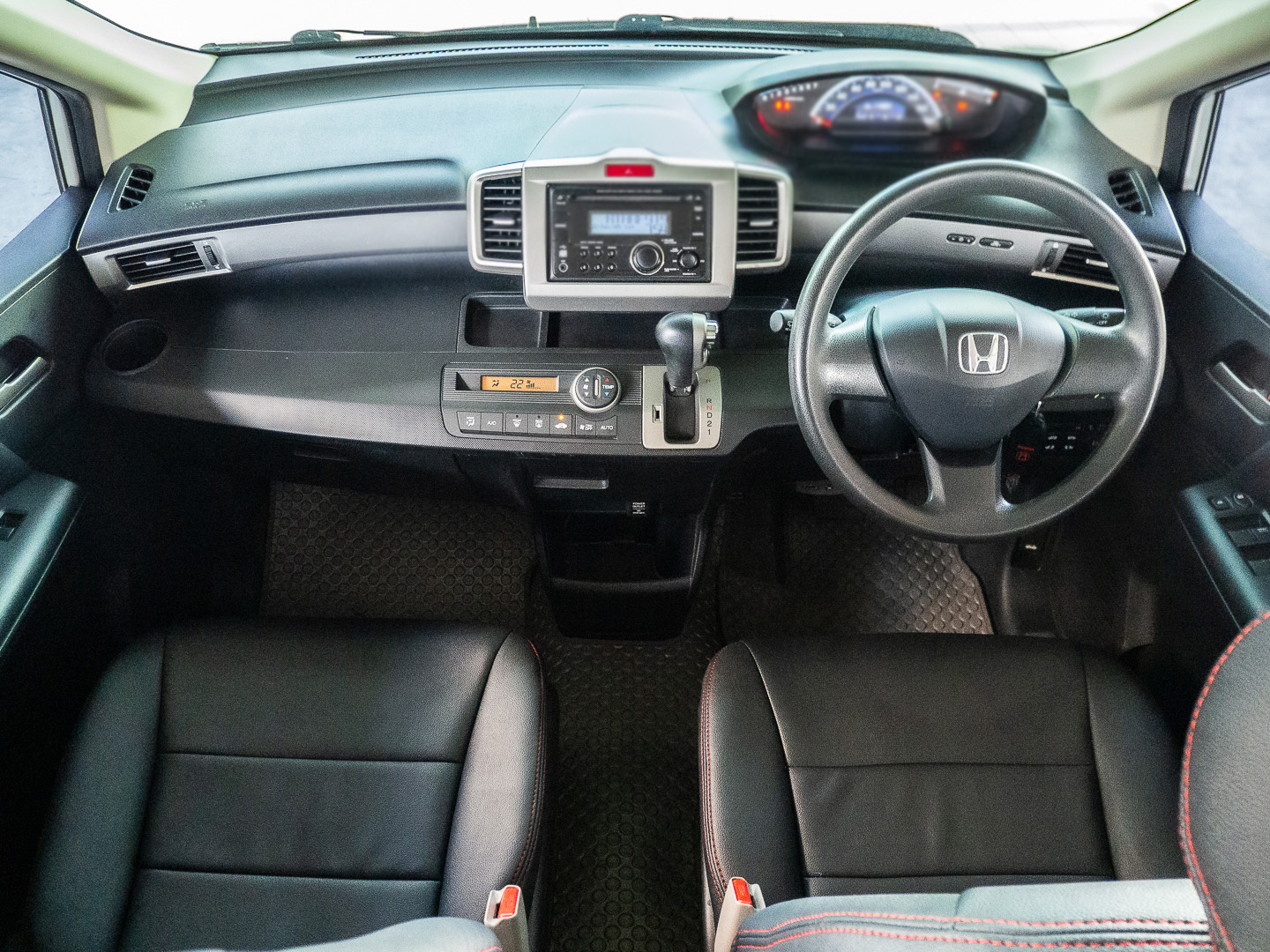 2014 Honda Freed สีขาว (รูปที่ 8)