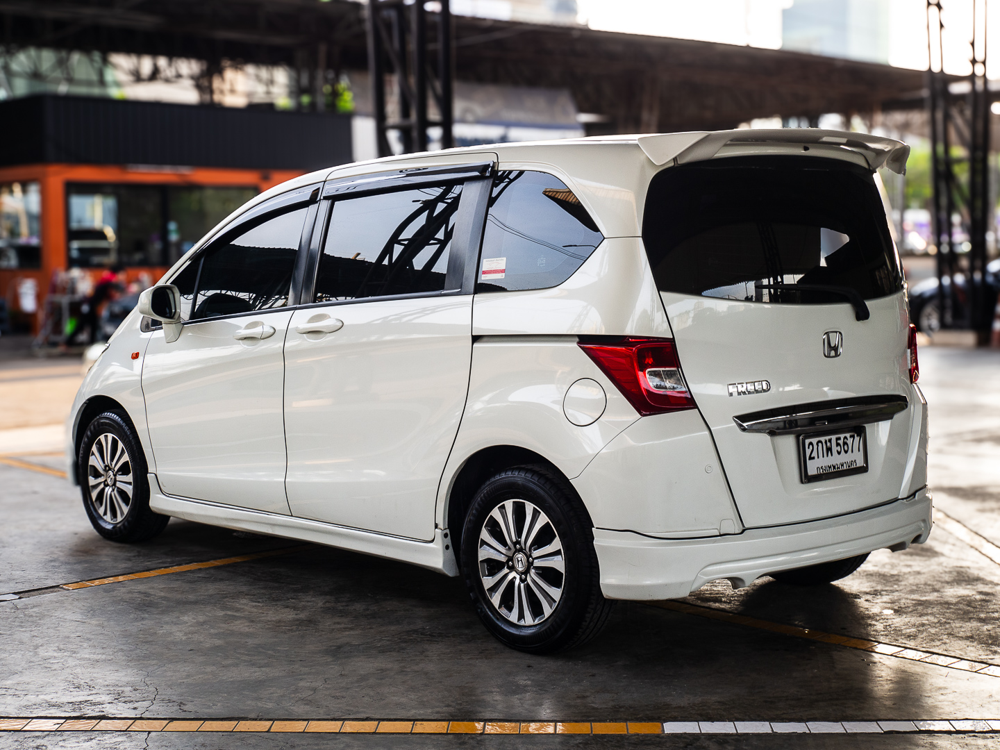 2014 Honda Freed สีขาว (รูปที่ 5)