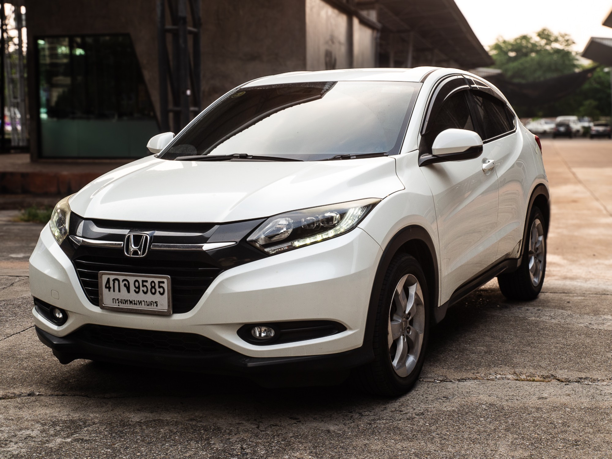 2015 Honda HR-V สีขาว (รูปที่ 3)