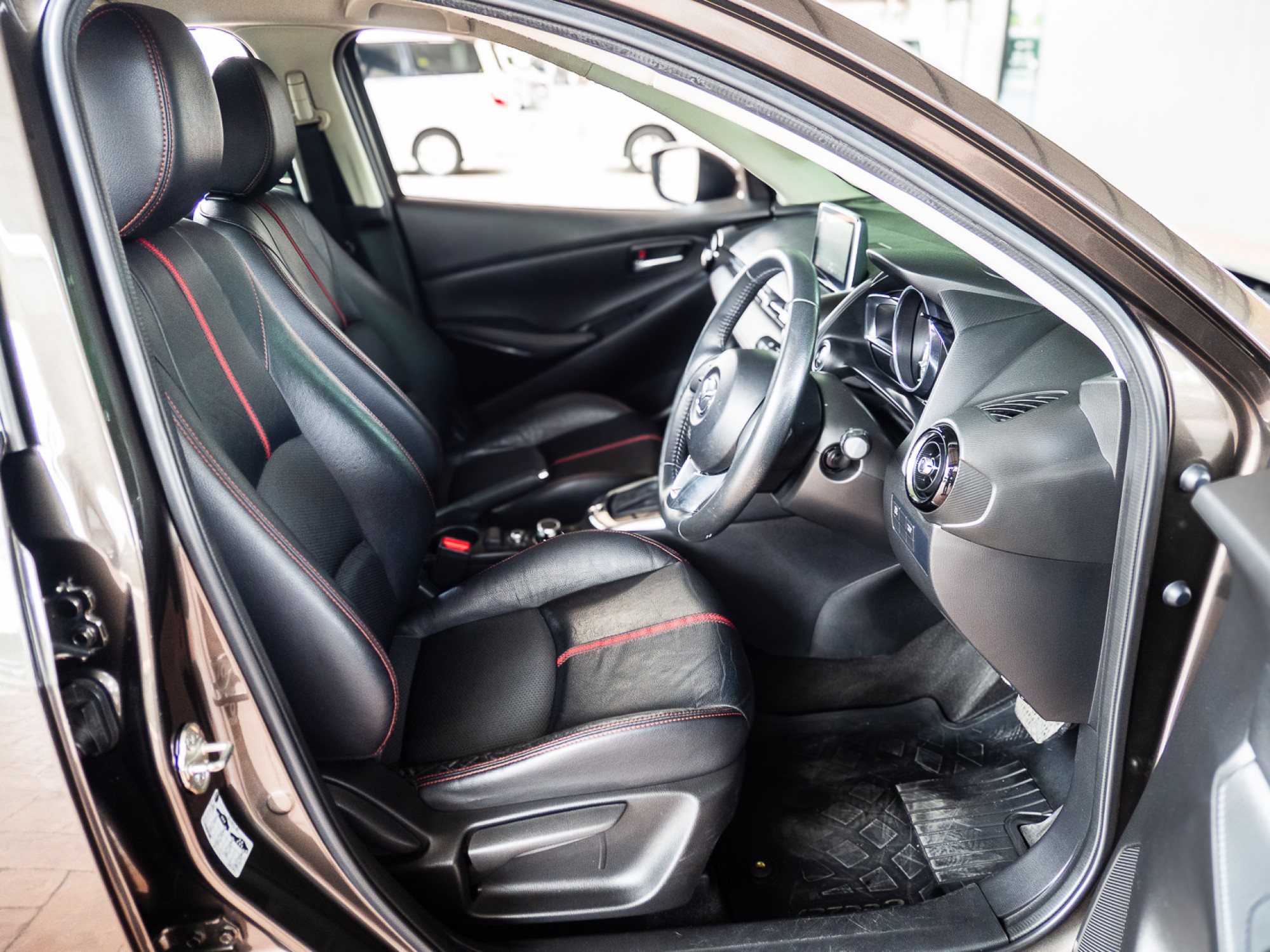 2017 Mazda 2 Hatchback (5 ประตู) สีน้ำตาล (รูปที่ 8)