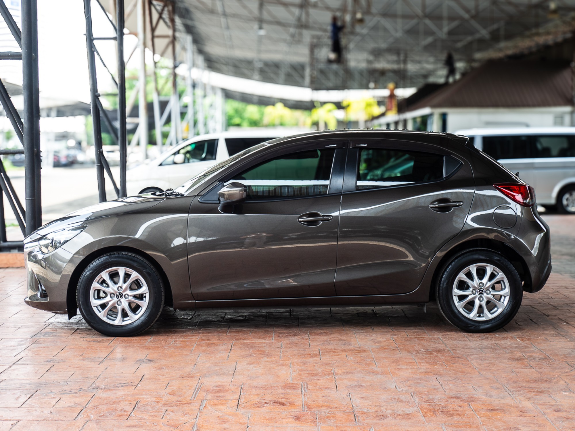 2017 Mazda 2 Hatchback (5 ประตู) สีน้ำตาล (รูปที่ 4)