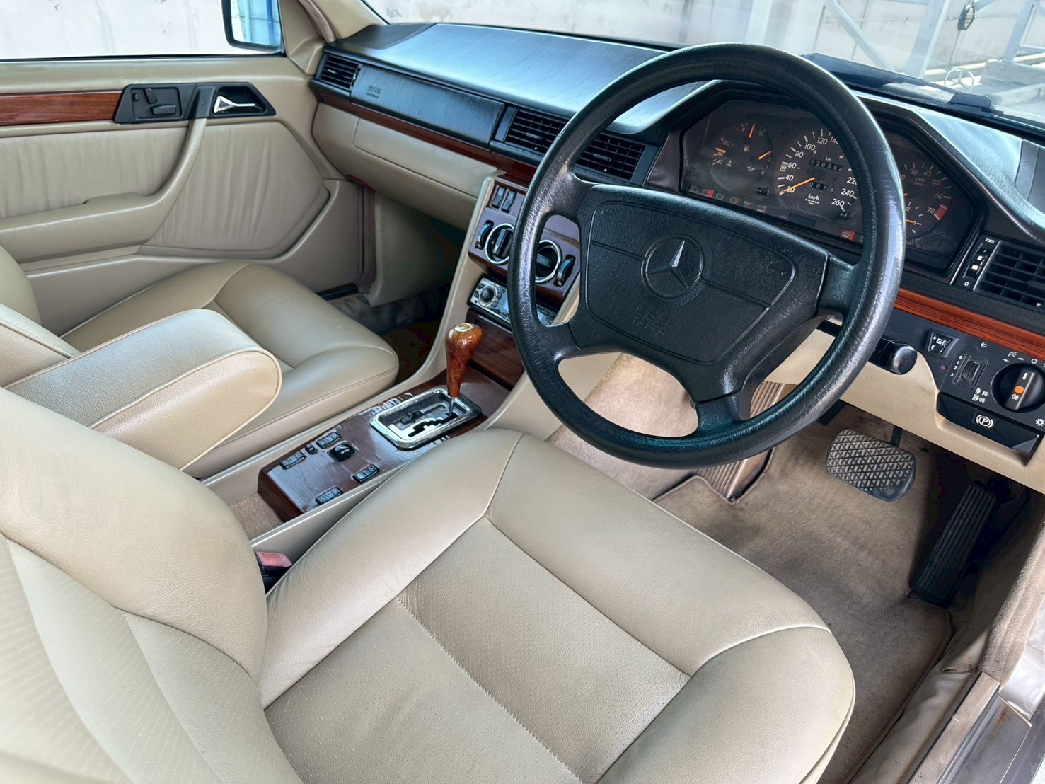 1995 Mercedes-Benz E-Class W124 280E สีน้ำตาล (รูปที่ 10)