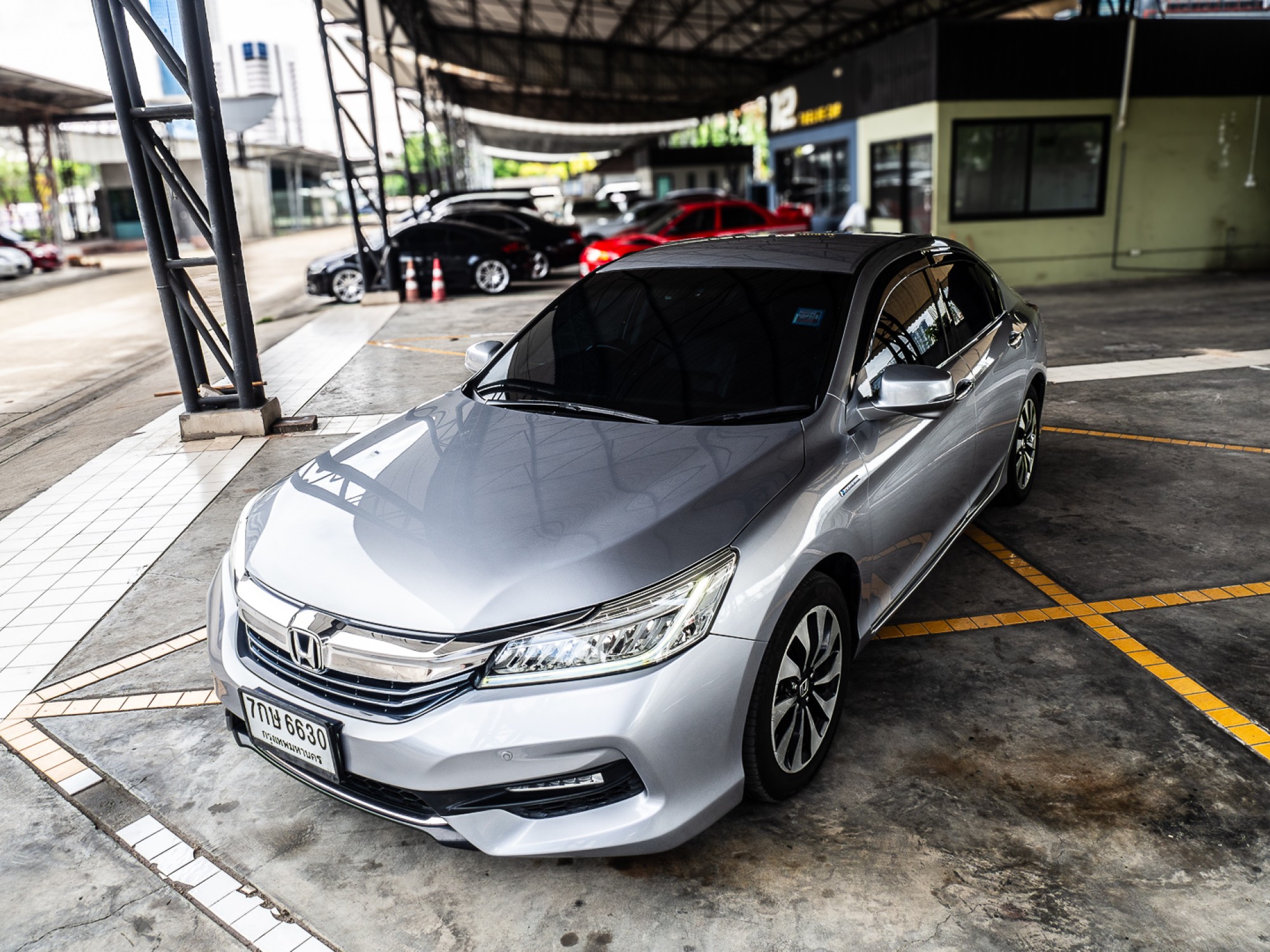 2018 Honda Accord สีเงิน (รูปที่ 17)
