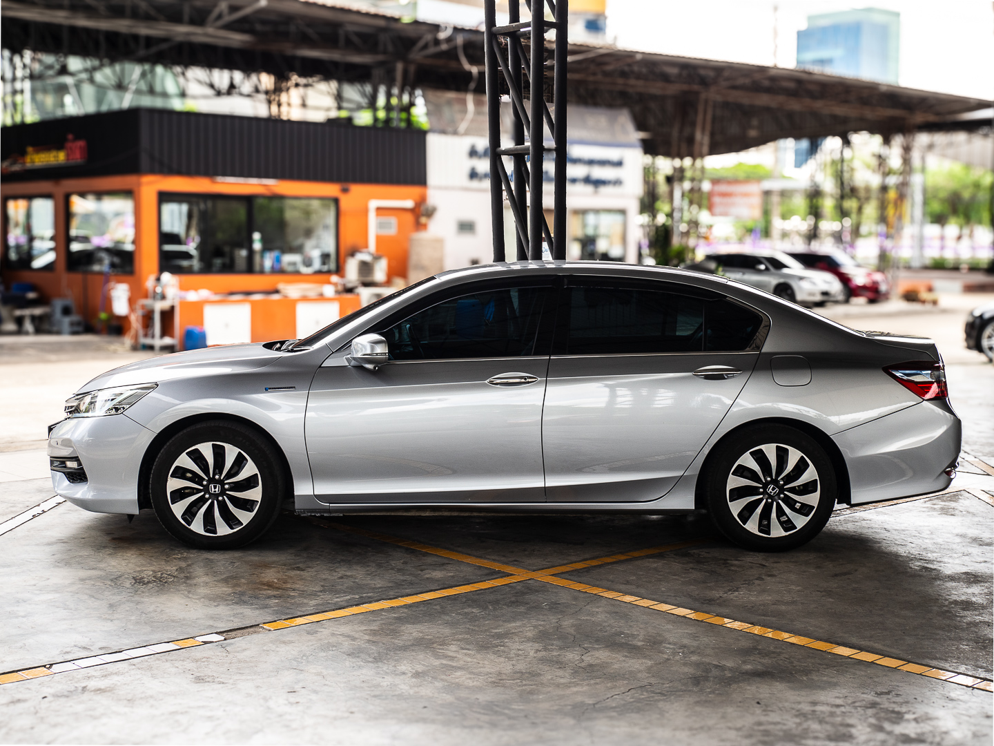 2018 Honda Accord สีเงิน (รูปที่ 4)