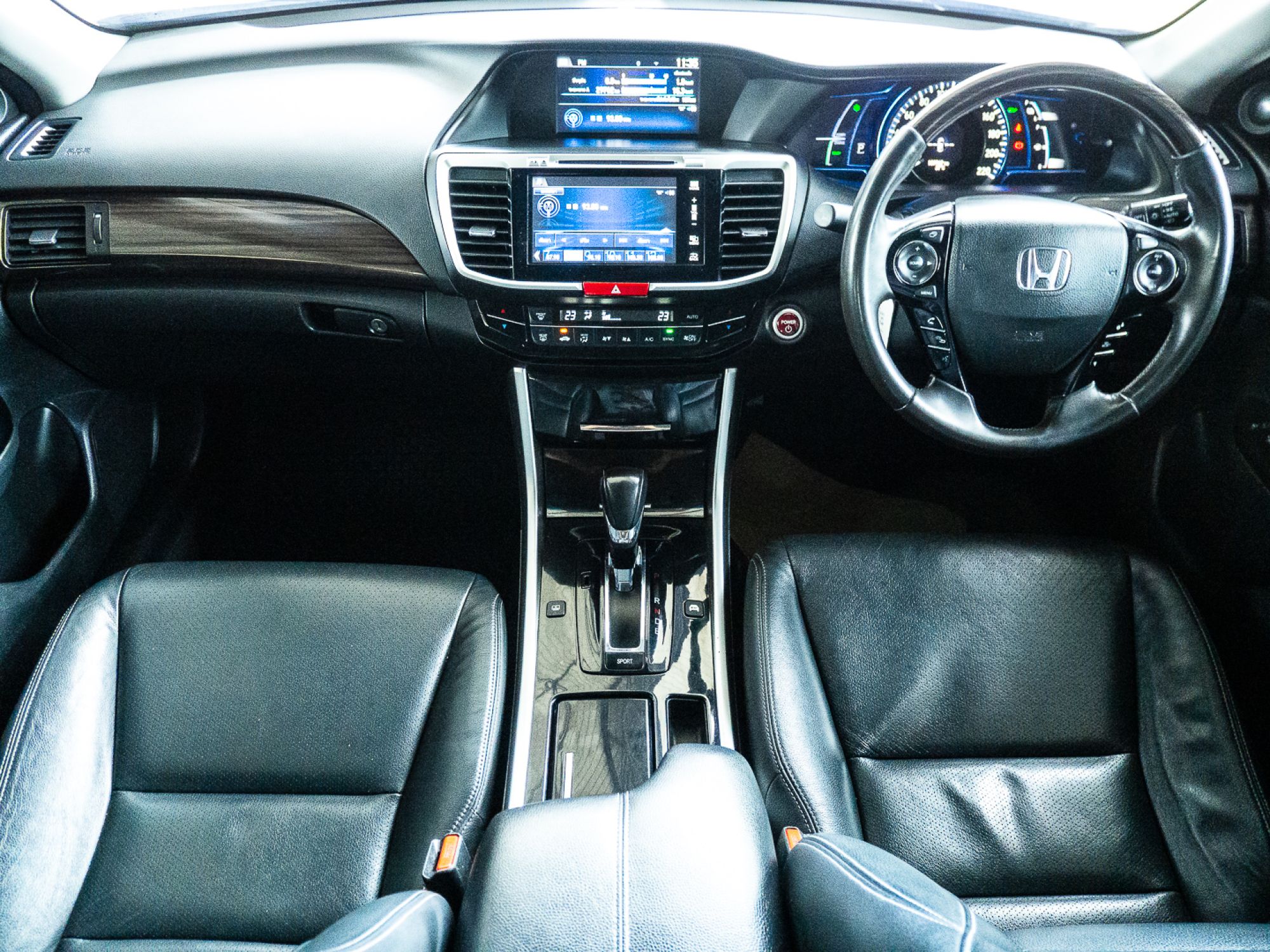 2018 Honda Accord สีเงิน (รูปที่ 15)