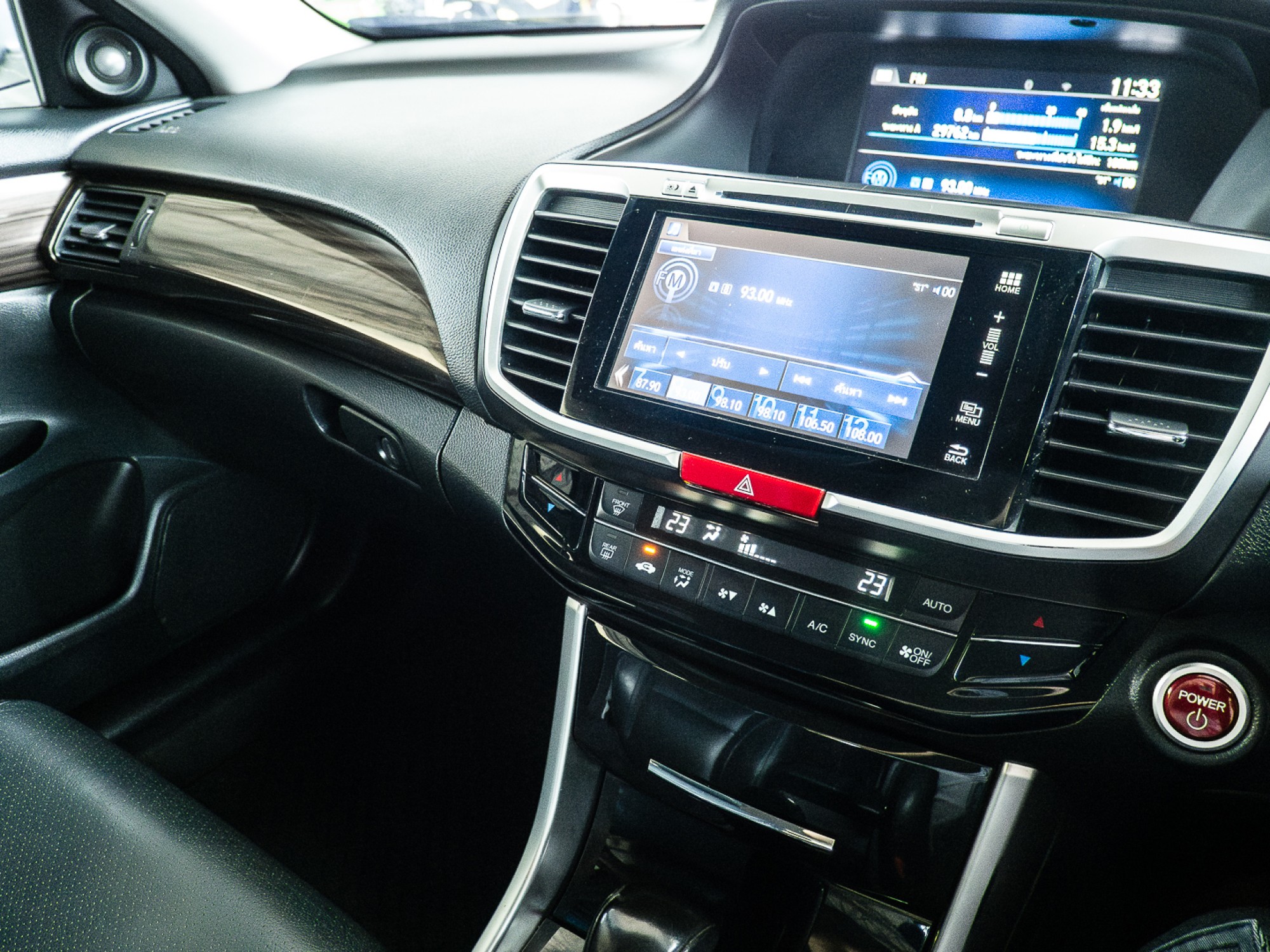 2018 Honda Accord สีเงิน (รูปที่ 12)