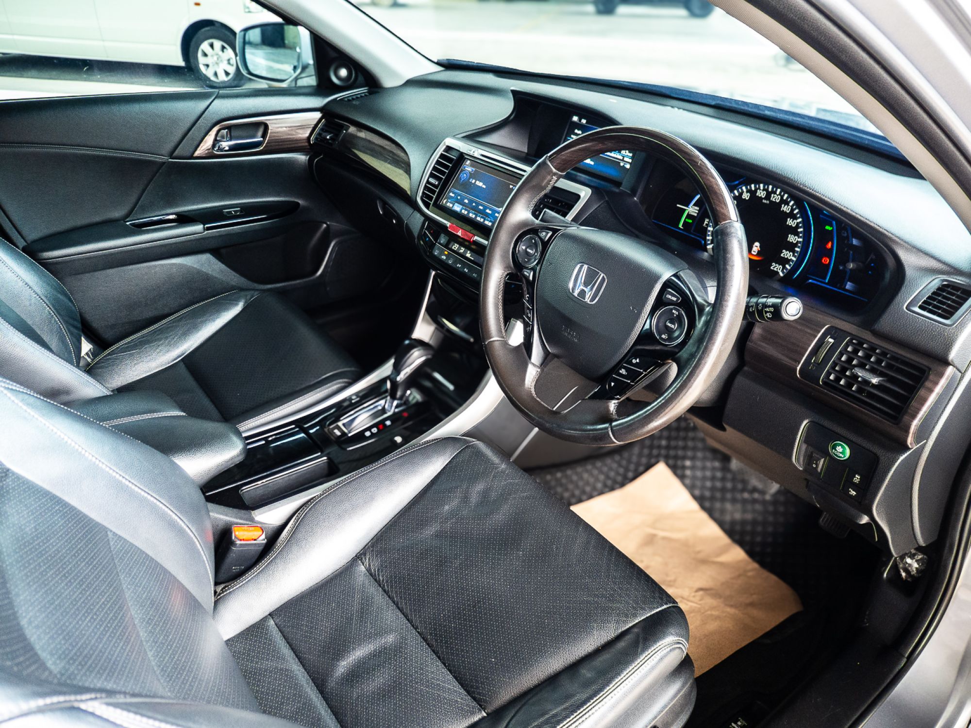 2018 Honda Accord สีเงิน (รูปที่ 9)