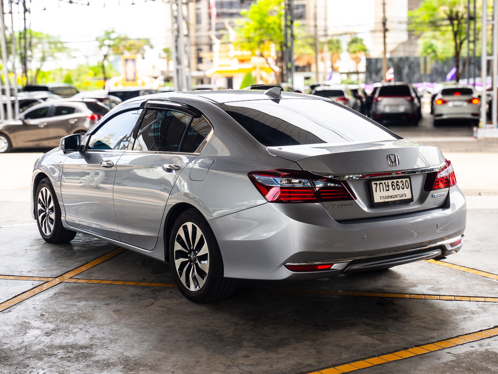 2018 Honda Accord สีเงิน (รูปที่ 5)