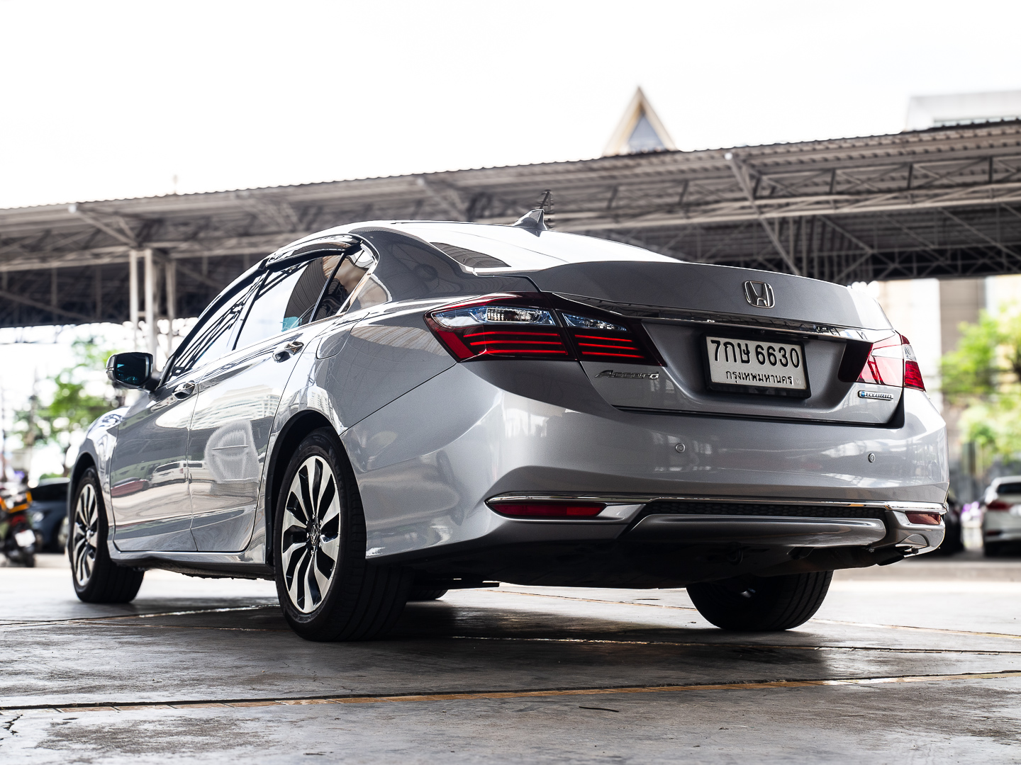 2018 Honda Accord สีเงิน (รูปที่ 18)