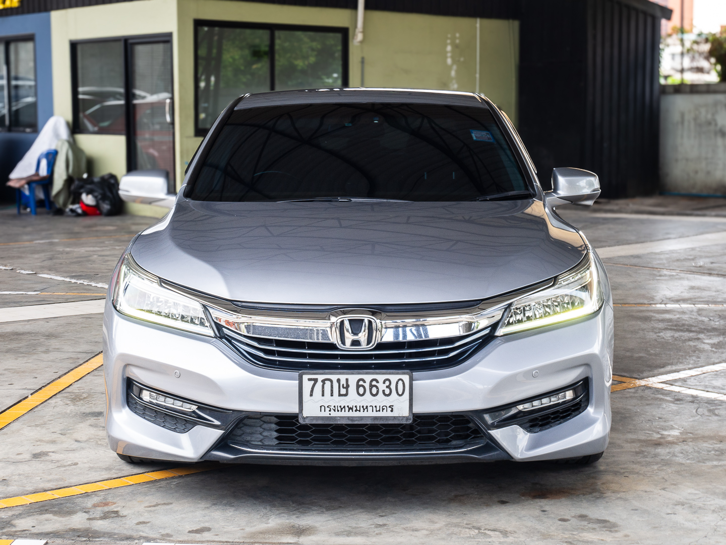 2018 Honda Accord สีเงิน (รูปที่ 2)