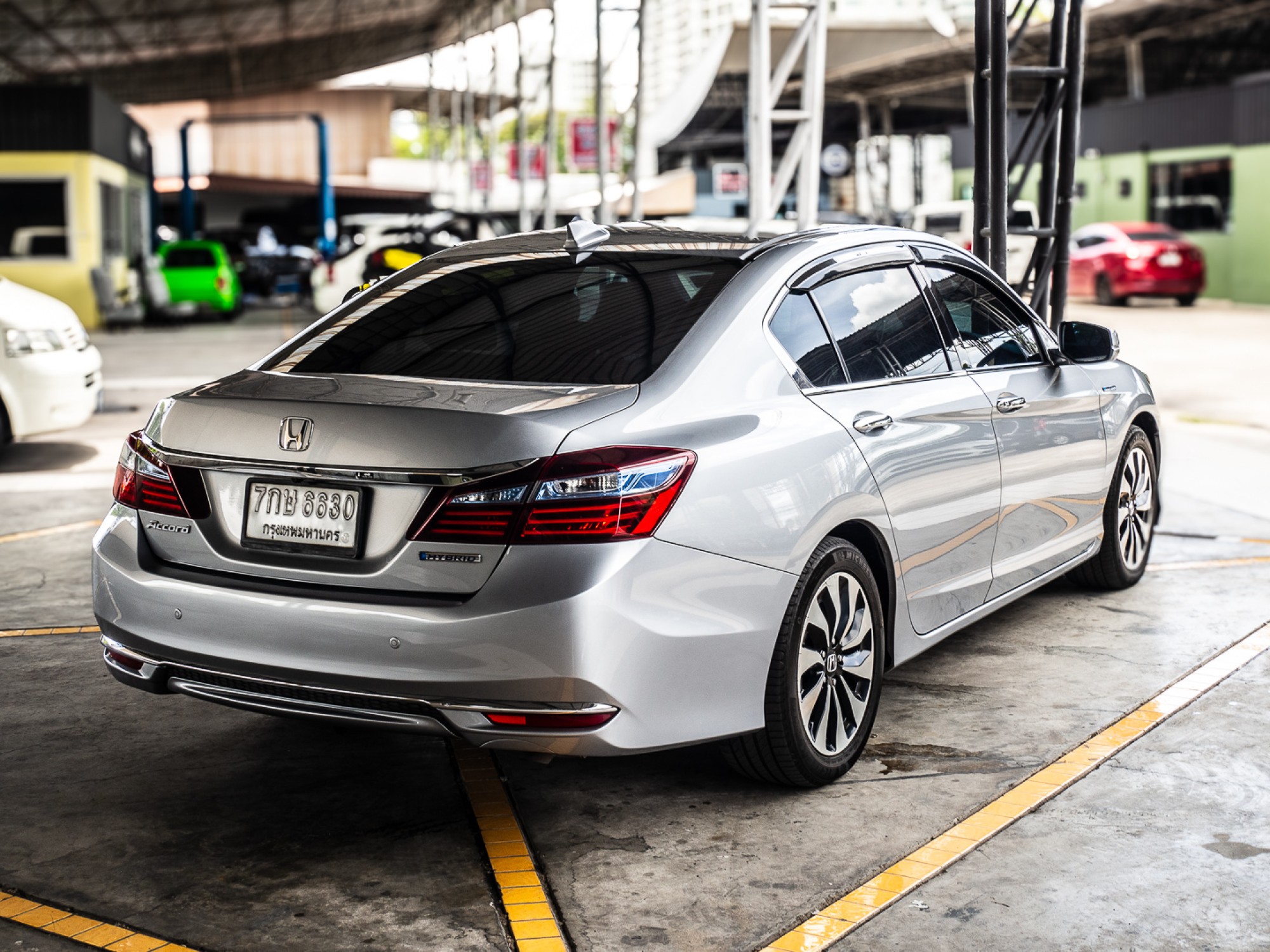 2018 Honda Accord สีเงิน (รูปที่ 7)