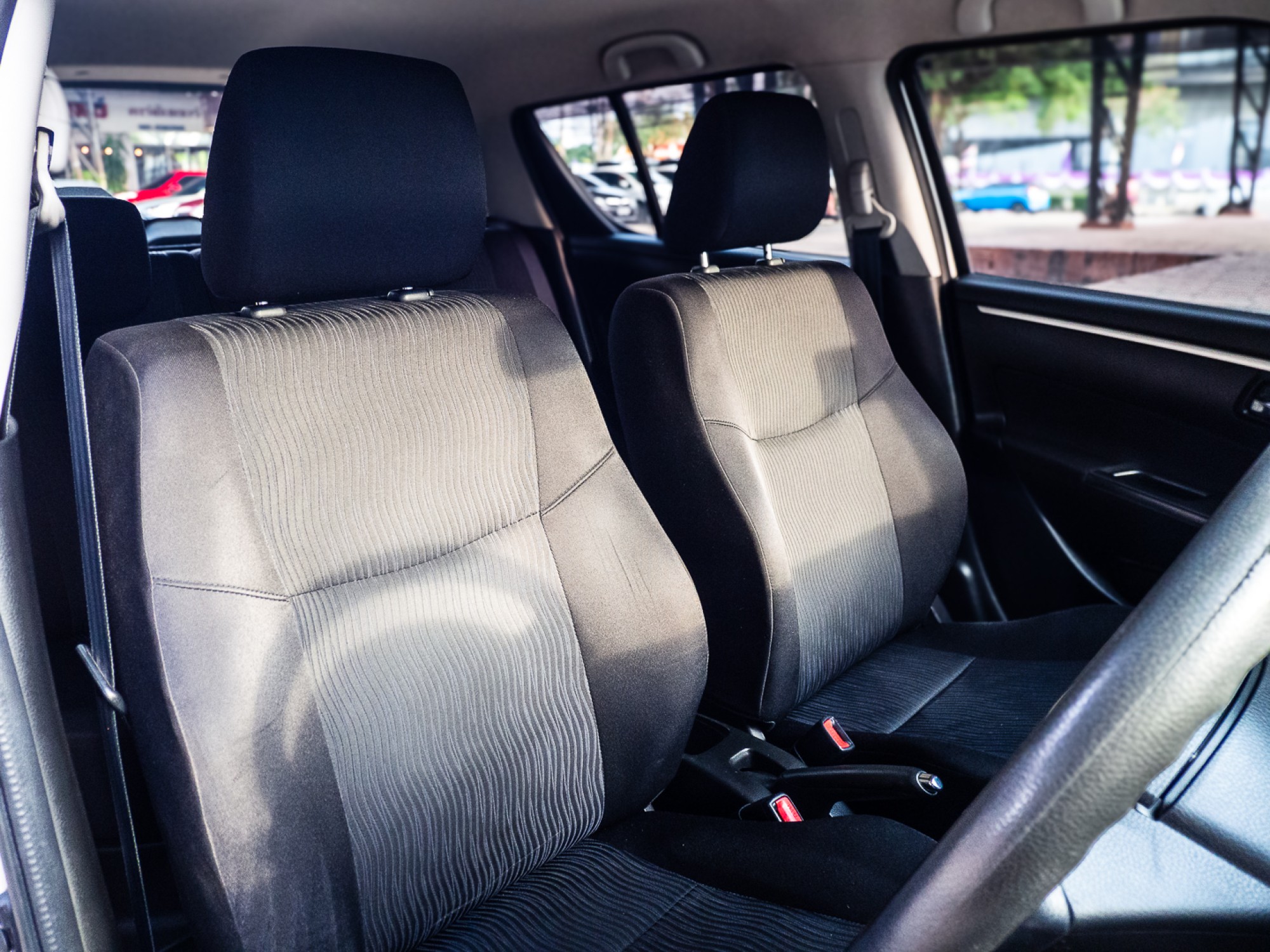 2014 Suzuki Swift สีเงิน (รูปที่ 12)